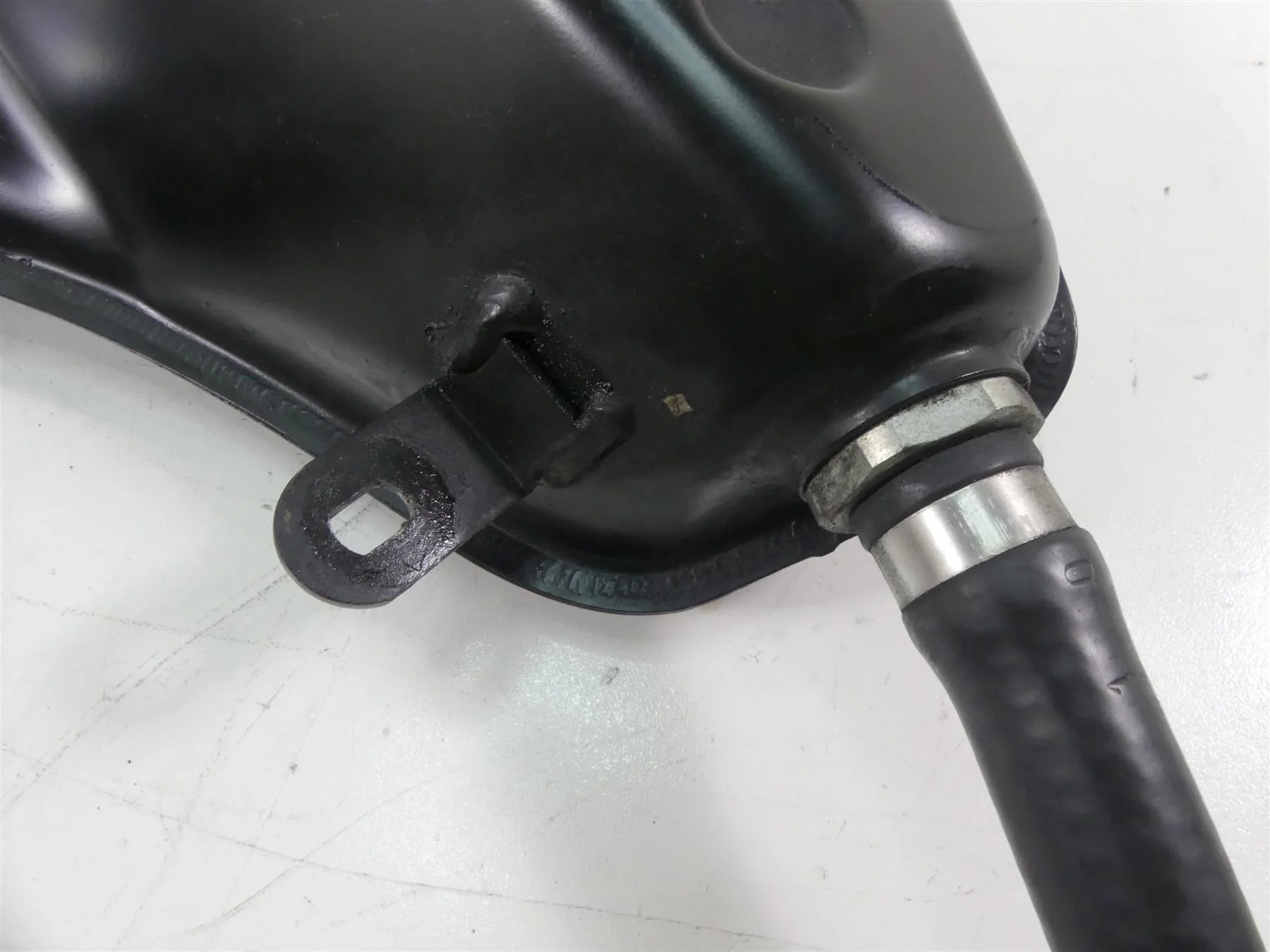2004 Aprilia RSV1000 R Mille Metal Oil Tank Reservoir AP8158120 - Image 9