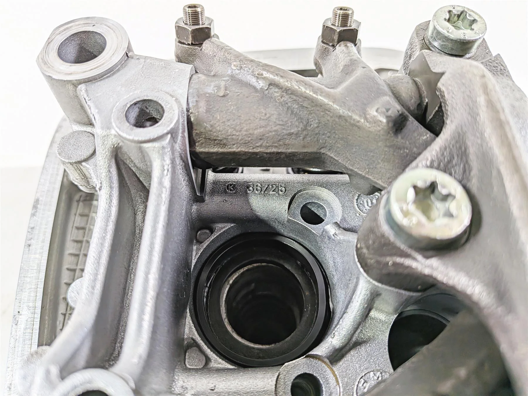 2004 BMW R1150GS R21 Left Cylinderhead Cylinder Head - Good Compression 7670533 - Image 7