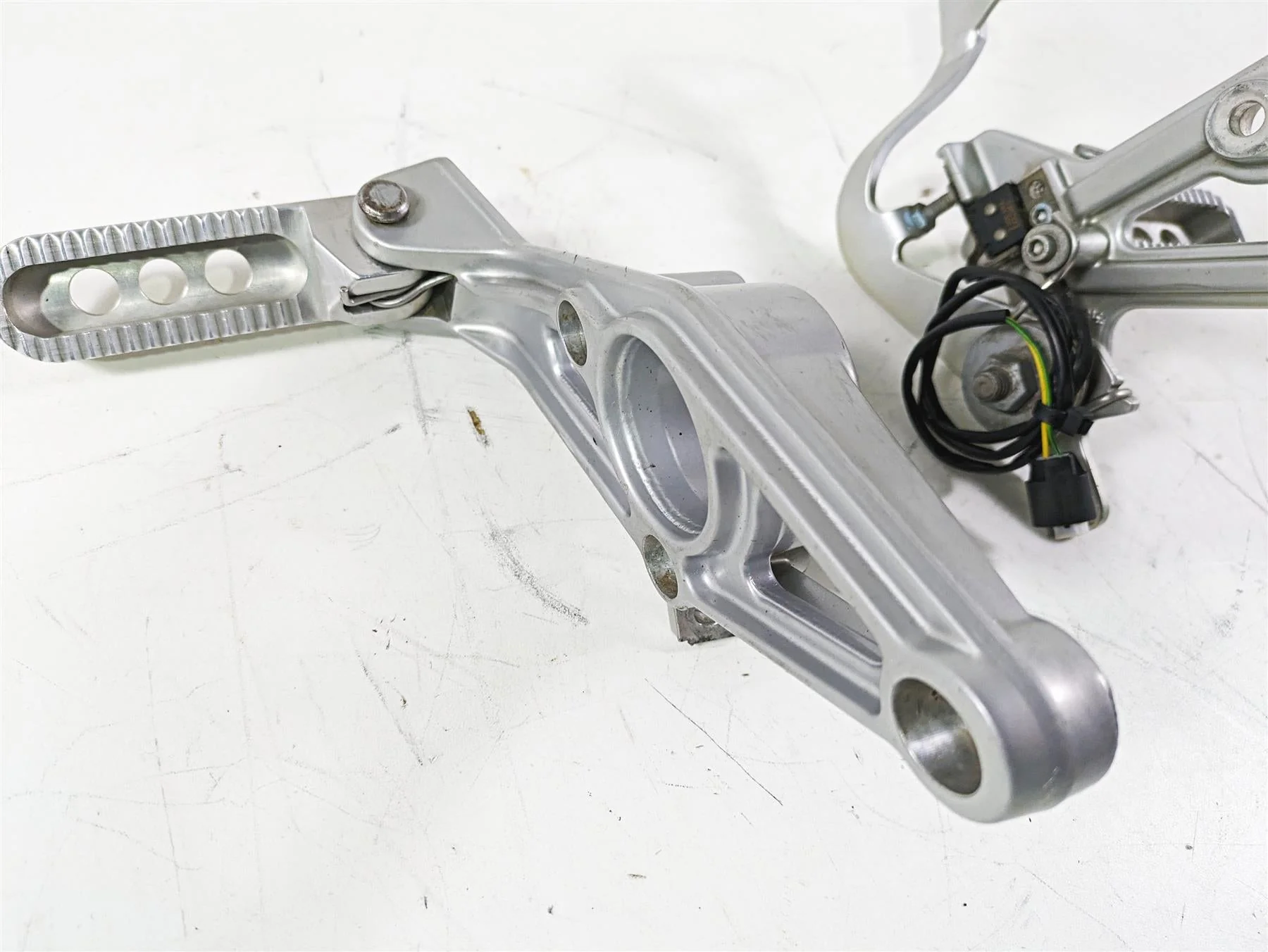 2004 BMW R1150GS R21 Left Right Front Footpeg & Brake Pedal Set 46712335597 - Image 4