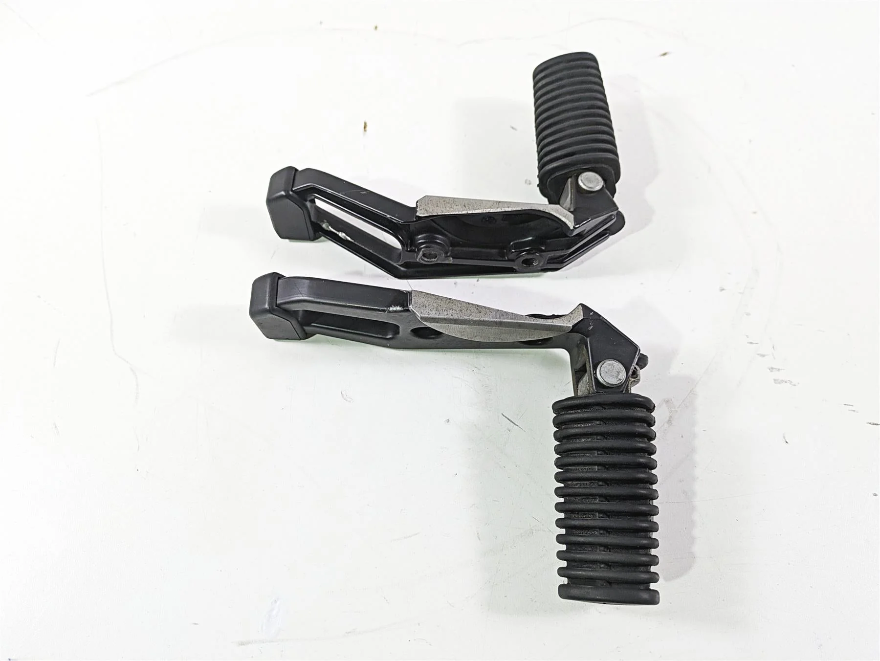 2004 BMW R1150GS R21 Passenger Footpeg Foot Peg Set 46712314761 46712314762 - Image 4
