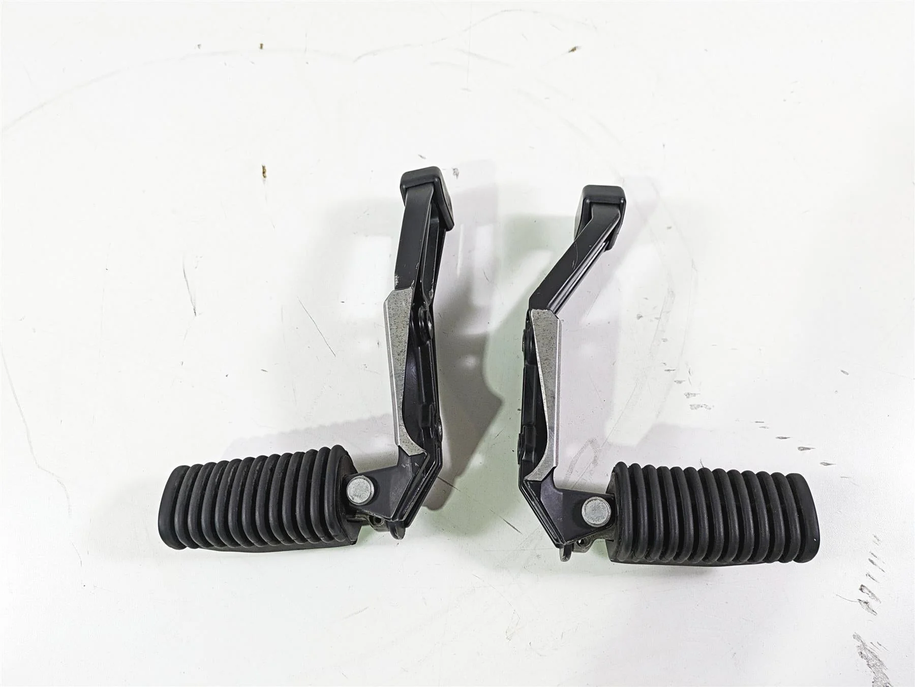 2004 BMW R1150GS R21 Passenger Footpeg Foot Peg Set 46712314761 46712314762 - Image 5