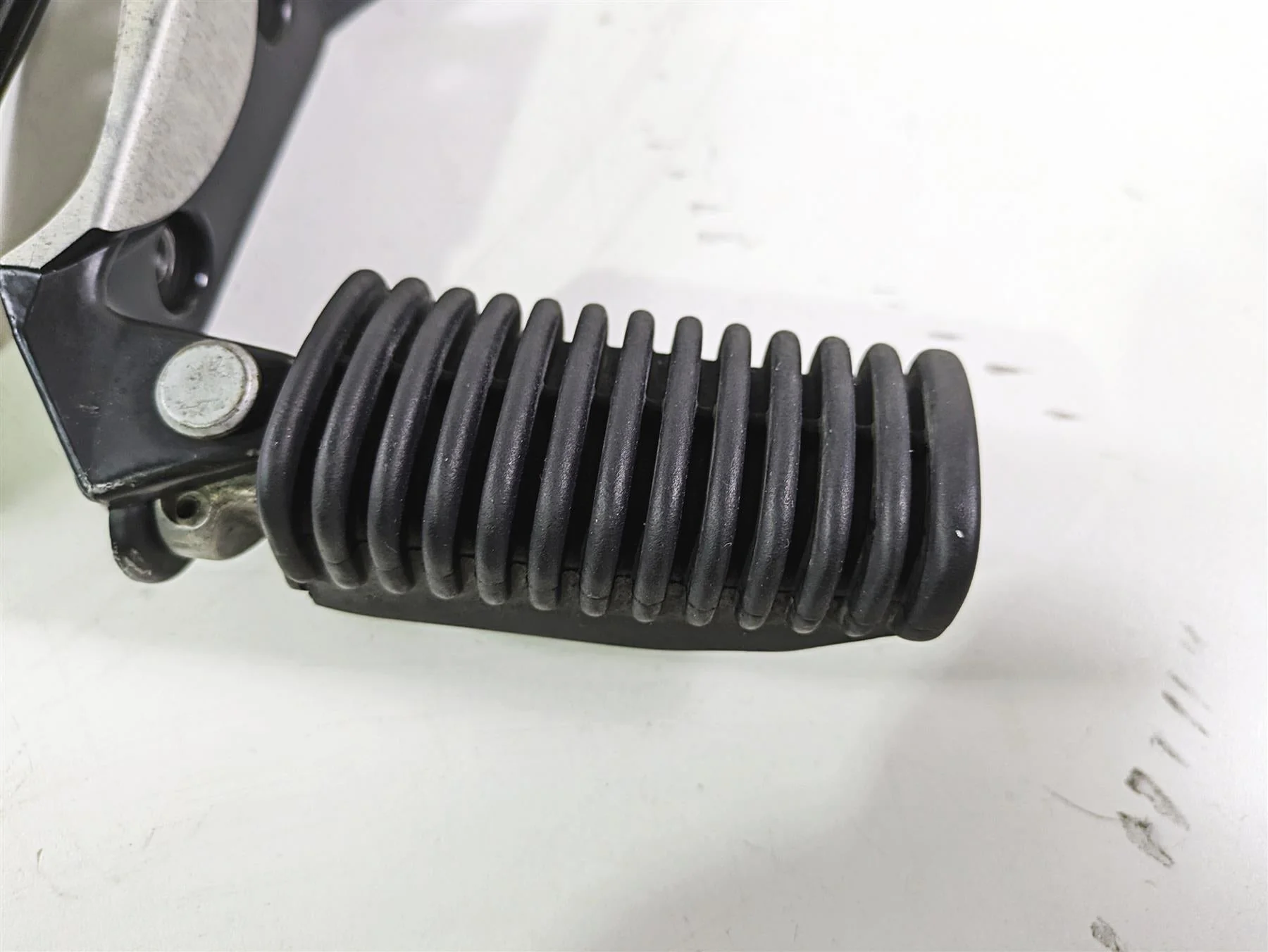 2004 BMW R1150GS R21 Passenger Footpeg Foot Peg Set 46712314761 46712314762 - Image 6