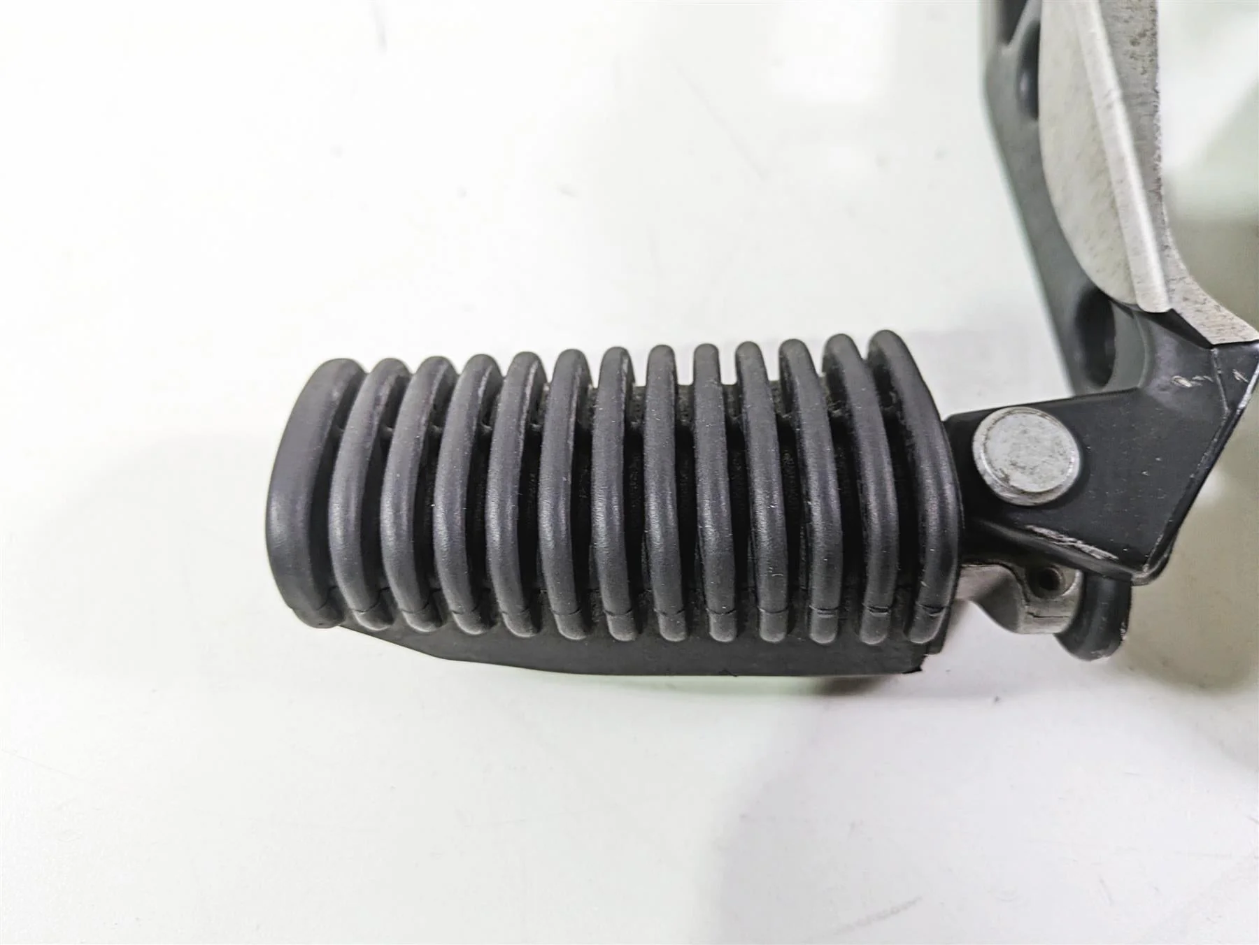 2004 BMW R1150GS R21 Passenger Footpeg Foot Peg Set 46712314761 46712314762 - Image 7
