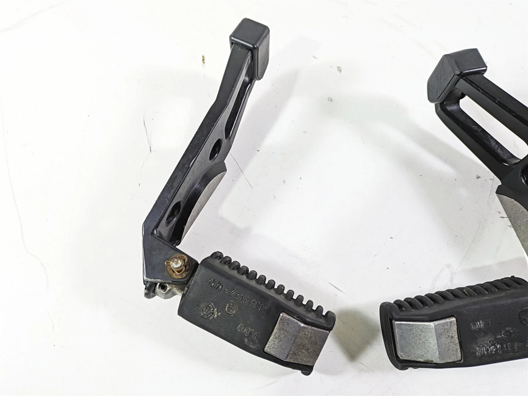 2004 BMW R1150GS R21 Passenger Footpeg Foot Peg Set 46712314761 46712314762 - Image 9