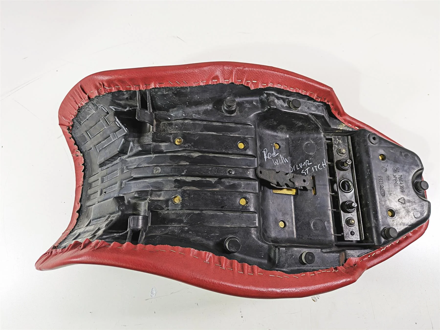 2004 BMW R1150GS R21 Red Dual Seat Saddle With Silver Stitch 7664399 - Image 9