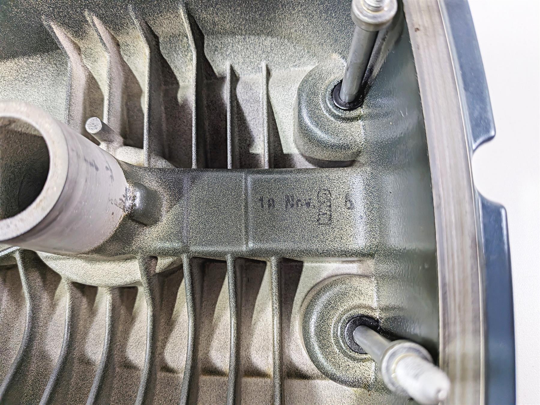 2004 BMW R1150GS R21 Right Cylinder Head Valve Cover 11127672586 - Image 7