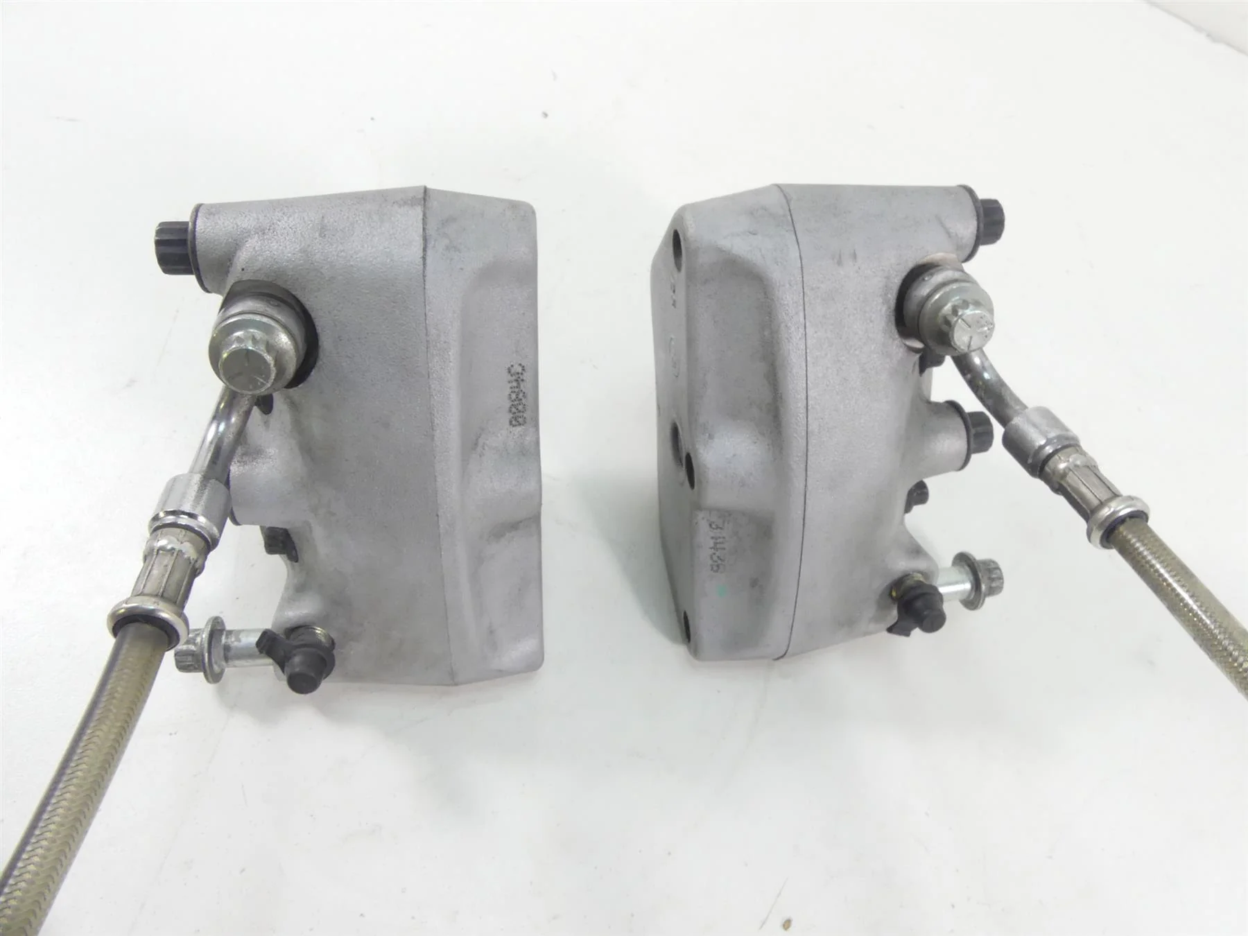 2004 Harley FLHTC SE CVO Electra Glide Front Brake Caliper Set 44381-99 44382-99 - Image 3