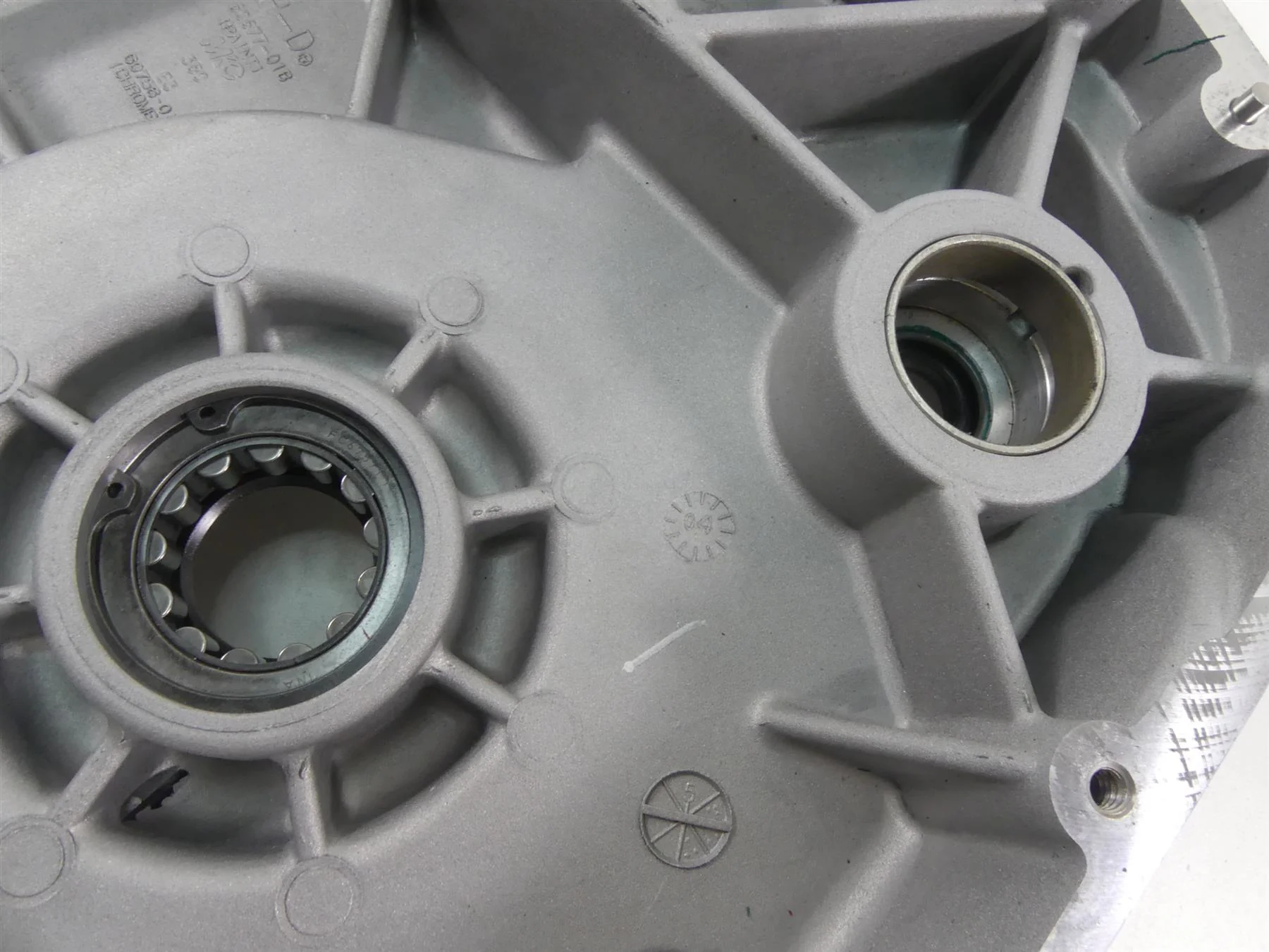 2004 Harley FLHTC SE CVO Electra Glide Inner Primary Drive Clutch Cover 60677-01 - Image 5