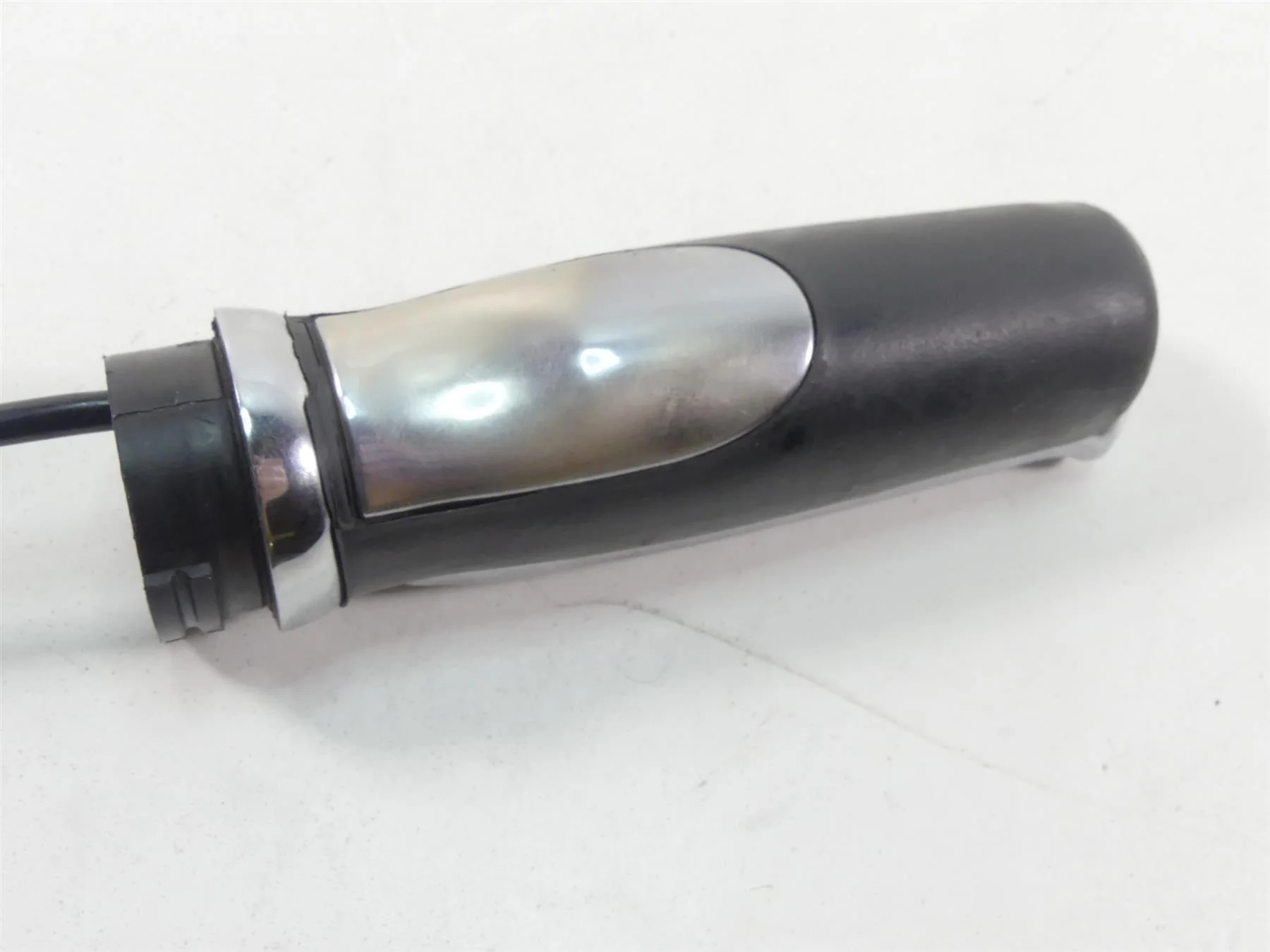 2004 Harley FLHTC SE CVO Electra Glide Right Hand Heated Throttle Grip 56201-04 - Image 4