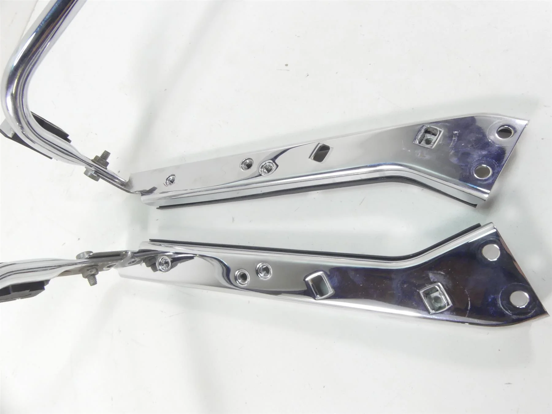 2004 Harley FLHTC SE CVO Electra Glide Saddlebag Guard Rack Holder Set 49207-04 - Image 7