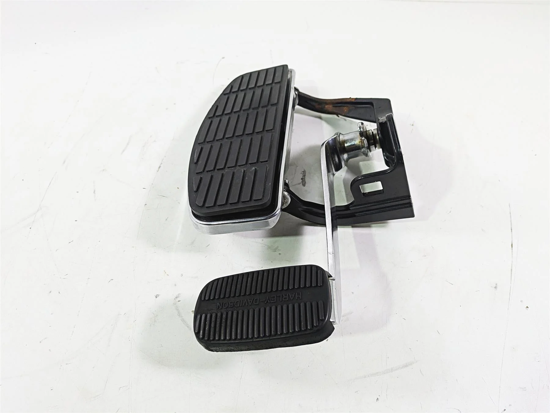 2004 Harley FLSTCI Softail Heritage Front Right Floor Board & Brake 50600026 - Image 2