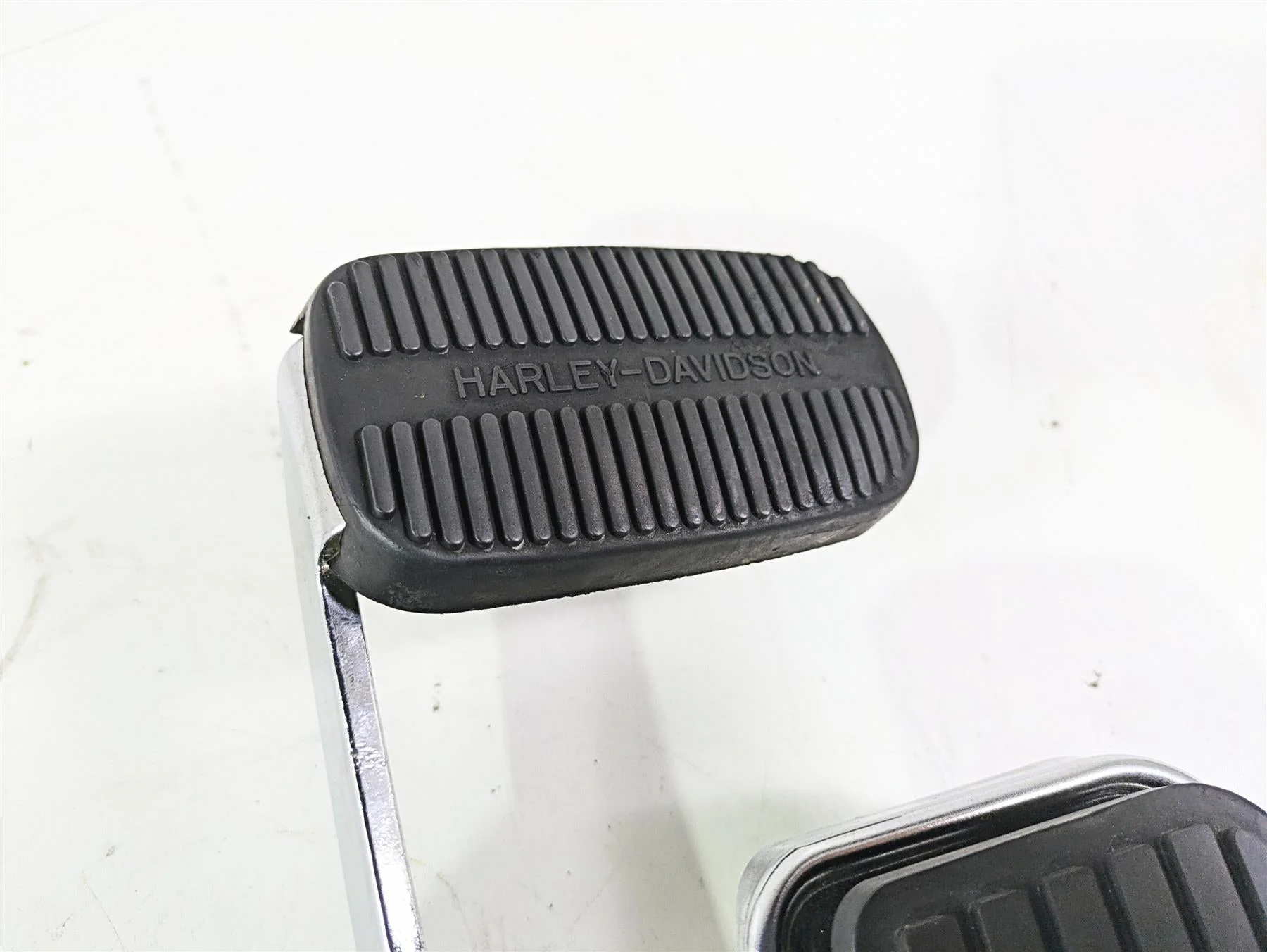 2004 Harley FLSTCI Softail Heritage Front Right Floor Board & Brake 50600026 - Image 5