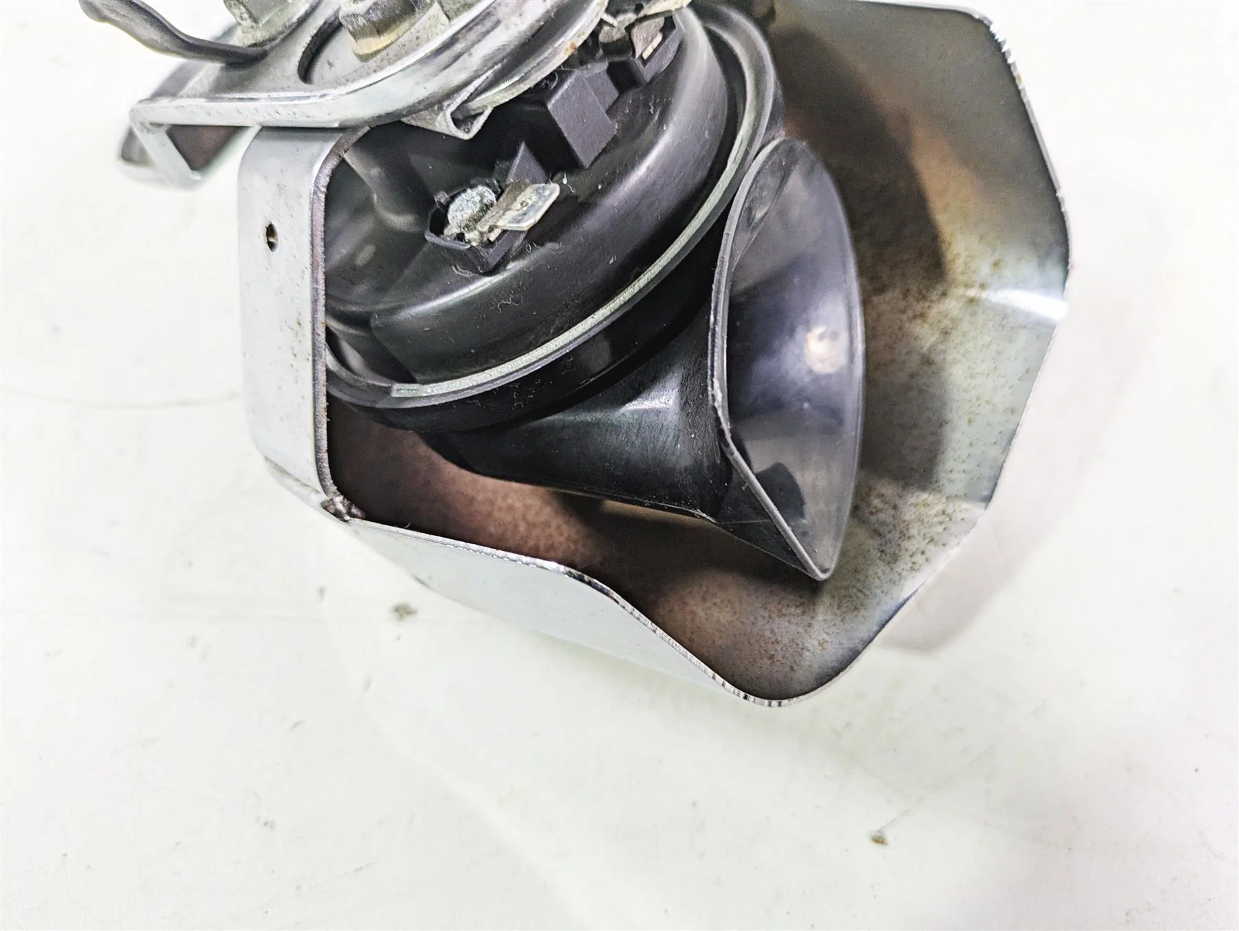 2004 Harley Softail FLSTF Fat Boy Horn & Cover 61300478A - Image 8