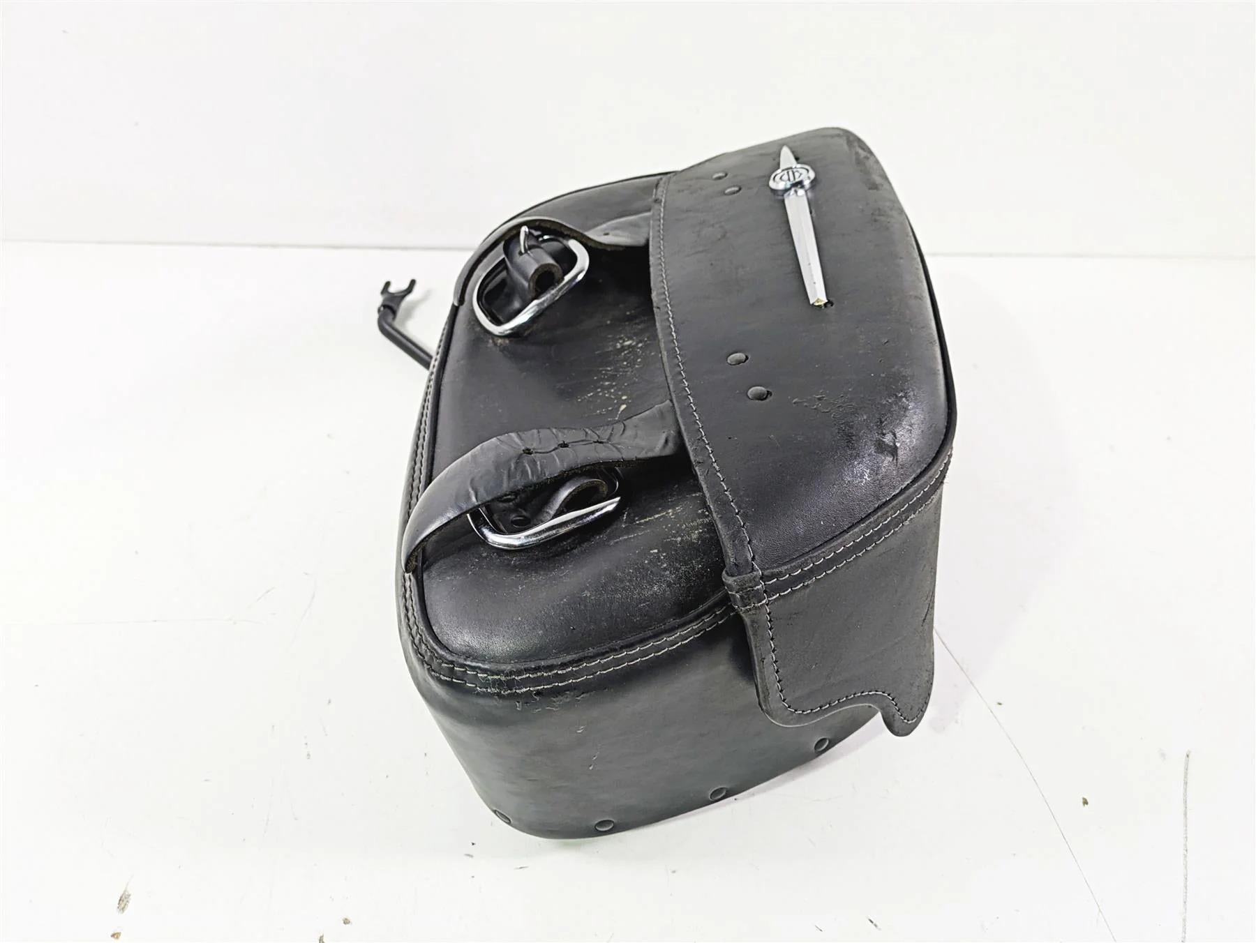 2004 Harley Softail FLSTF Fat Boy Left Side Saddlebag + Mount 90452-04 - Image 2