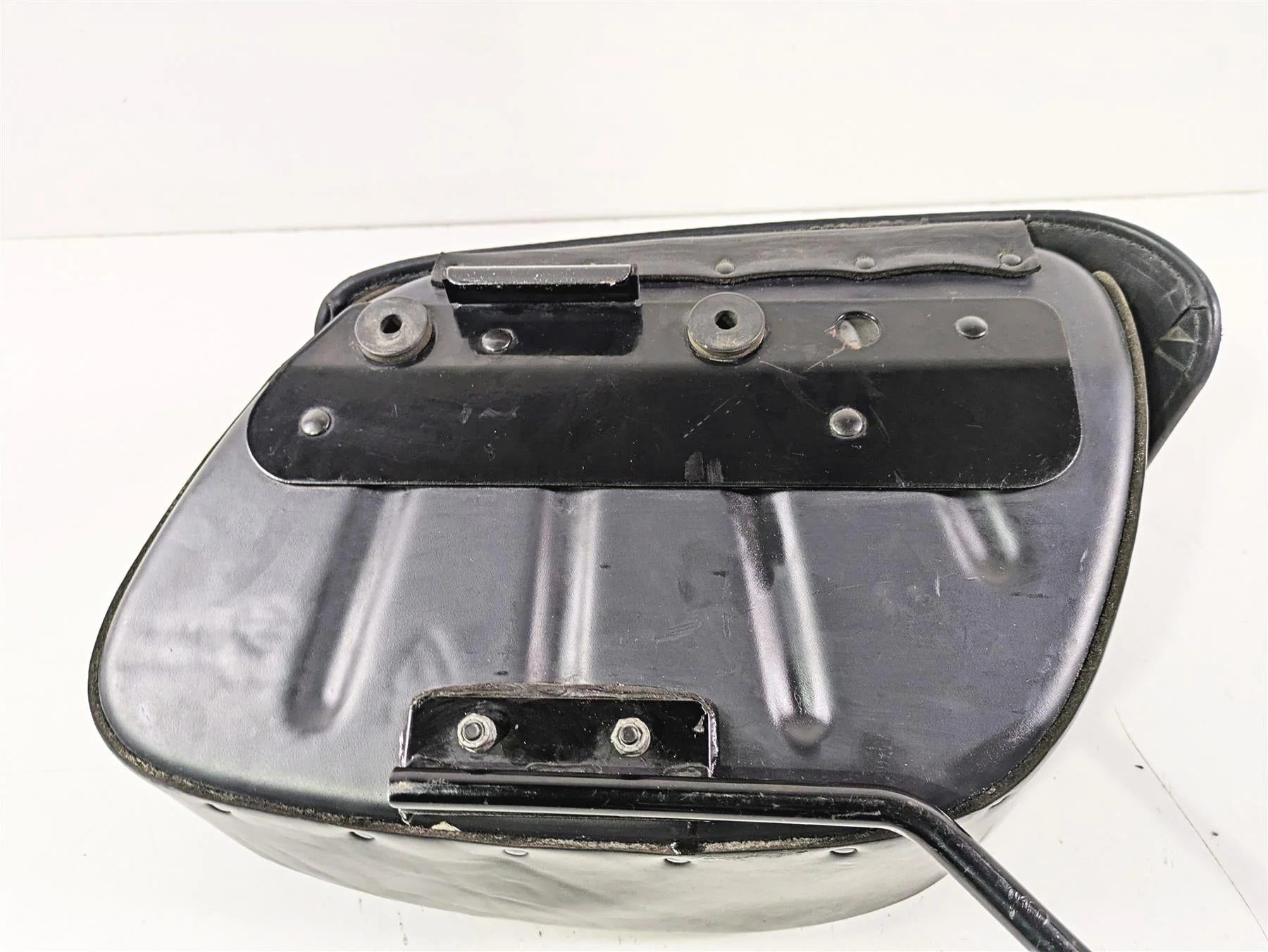 2004 Harley Softail FLSTF Fat Boy Left Side Saddlebag + Mount 90452-04 - Image 6