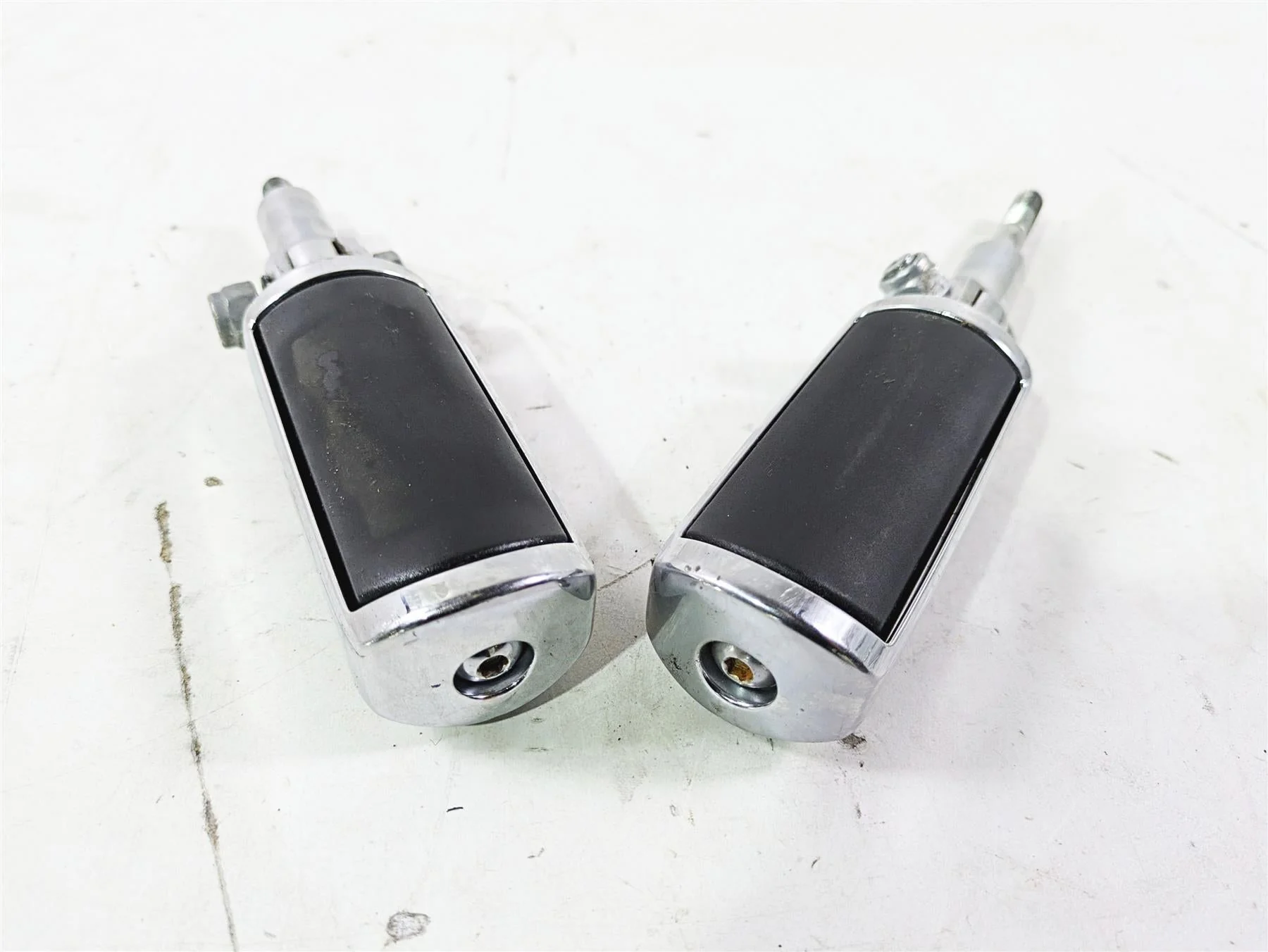 2004 Harley Softail FLSTF Fat Boy Rear Willie G Skull Footpeg Set -Read 50370-04 - Image 12