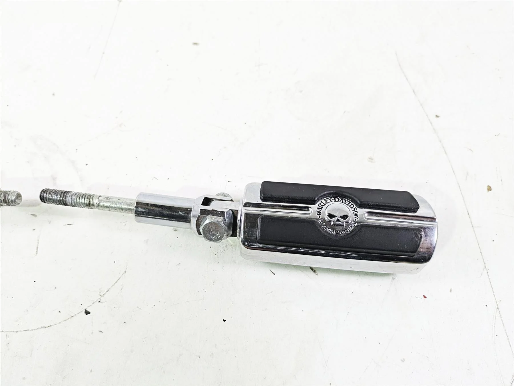 2004 Harley Softail FLSTF Fat Boy Rear Willie G Skull Footpeg Set -Read 50370-04 - Image 3
