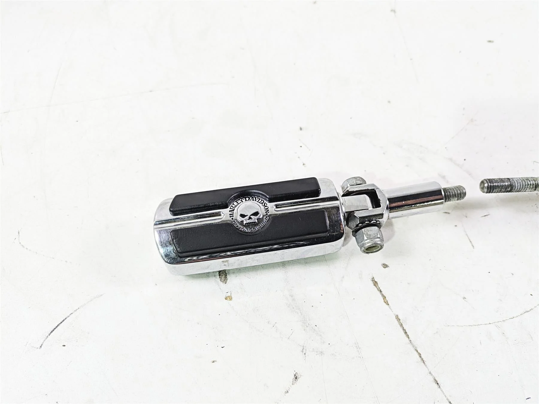 2004 Harley Softail FLSTF Fat Boy Rear Willie G Skull Footpeg Set -Read 50370-04 - Image 4