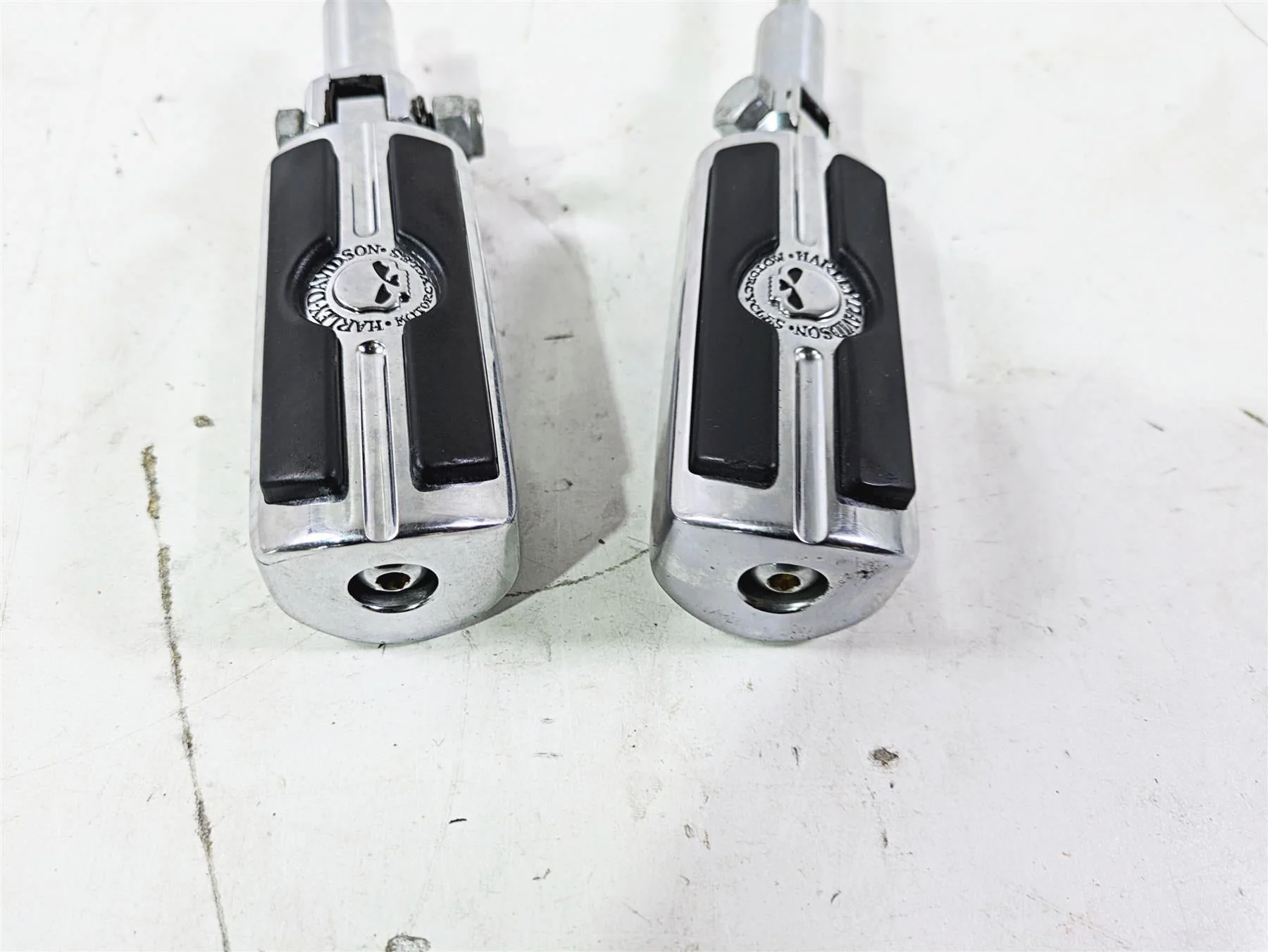2004 Harley Softail FLSTF Fat Boy Rear Willie G Skull Footpeg Set -Read 50370-04 - Image 5