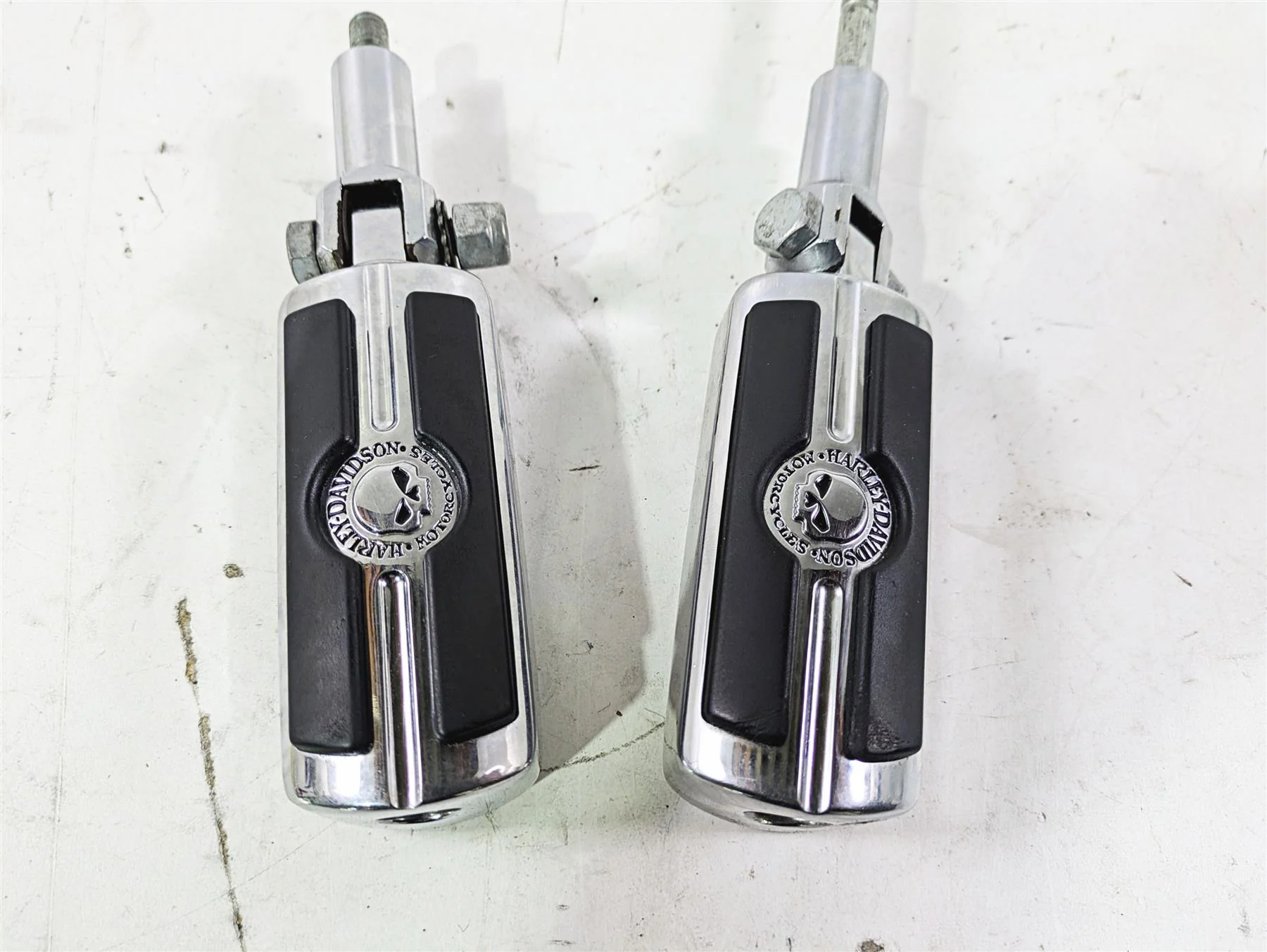 2004 Harley Softail FLSTF Fat Boy Rear Willie G Skull Footpeg Set -Read 50370-04 - Image 6