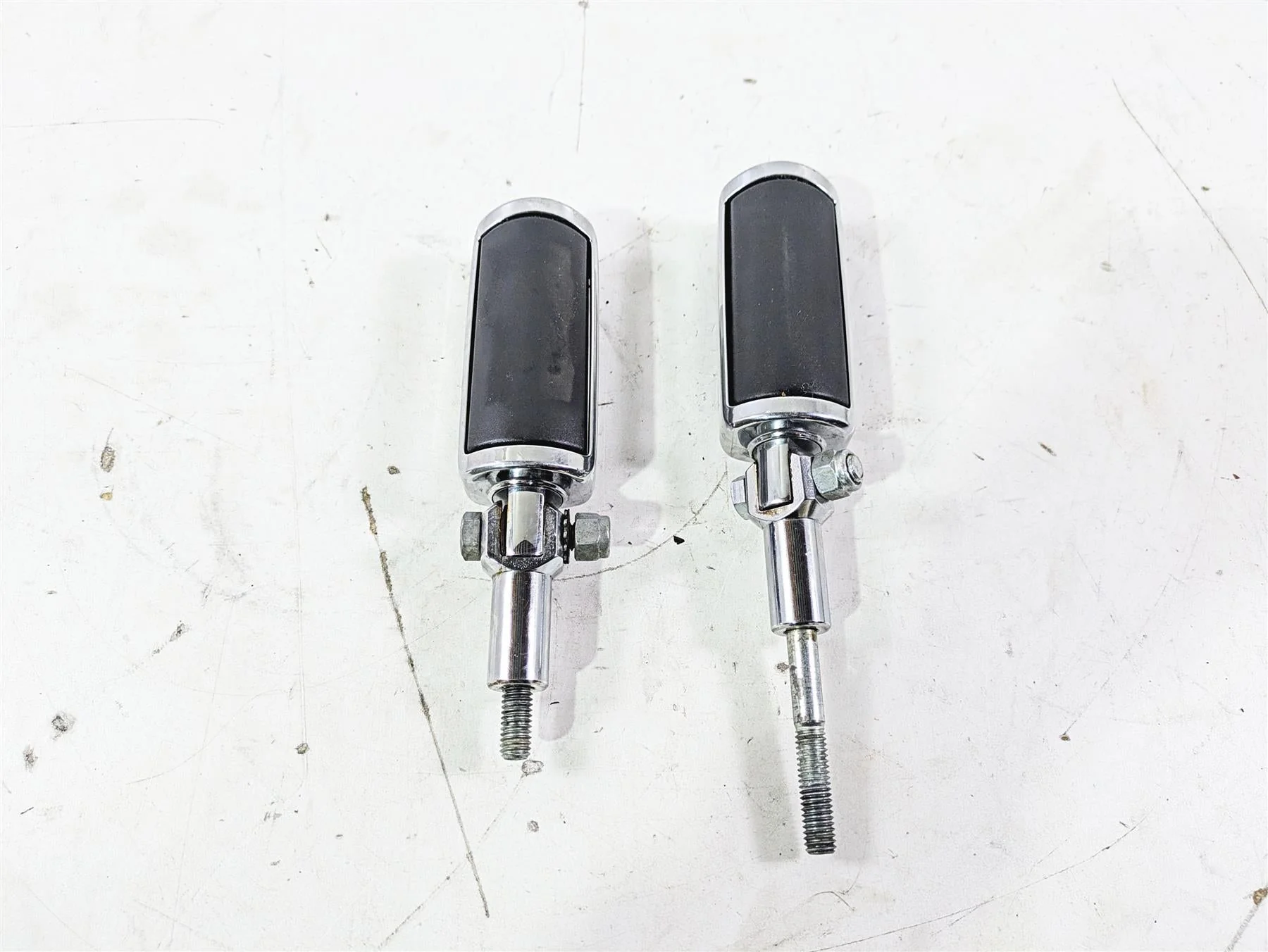 2004 Harley Softail FLSTF Fat Boy Rear Willie G Skull Footpeg Set -Read 50370-04 - Image 8