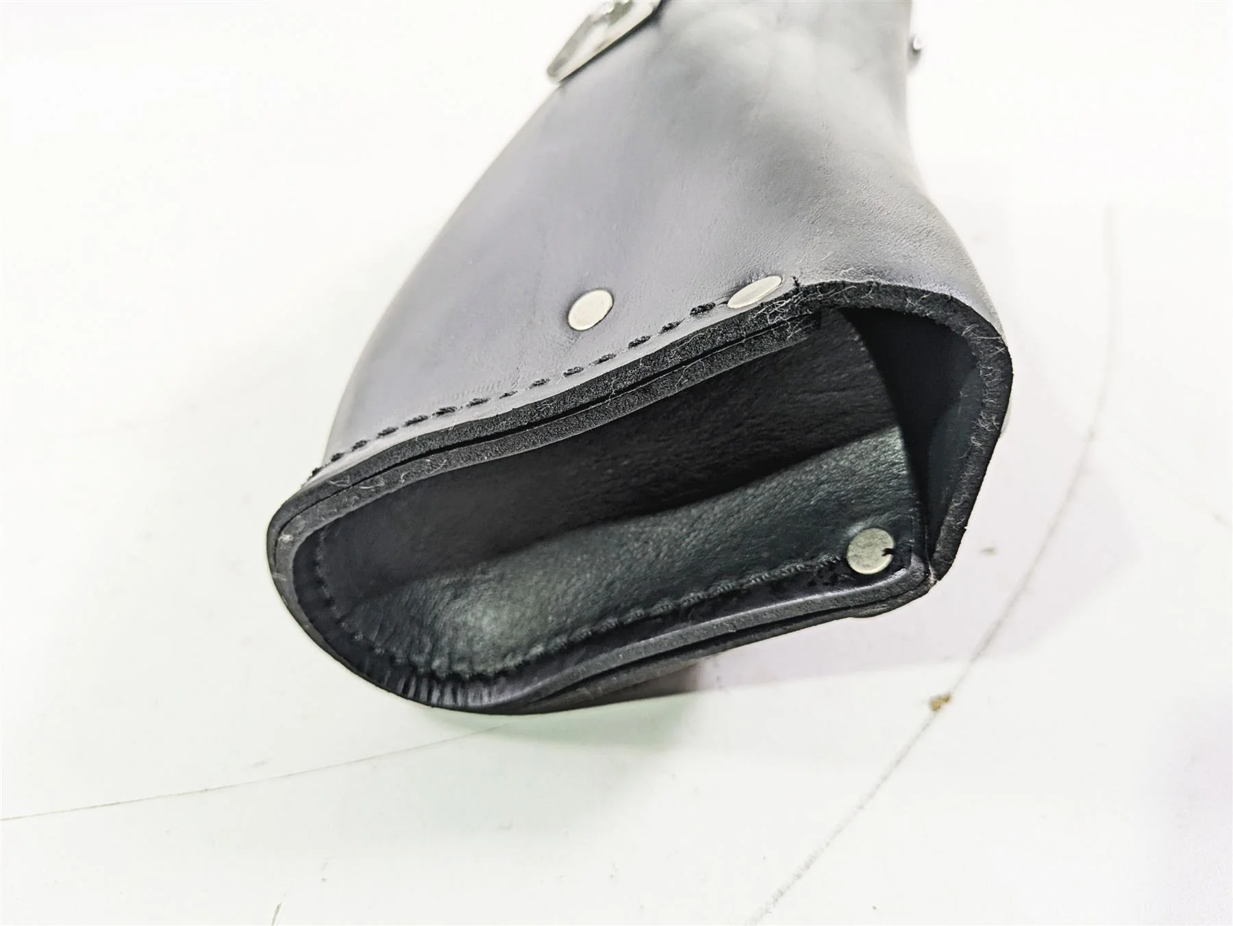 2004 Harley Softail FLSTF Fat Boy Windshield Leather Bag - Image 7