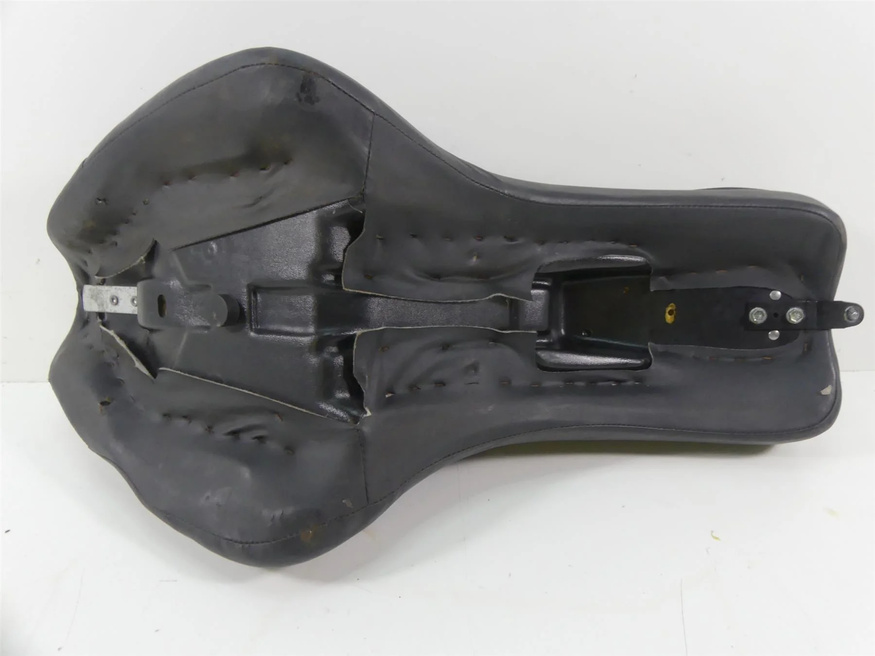 2004 Harley Softail FLSTFI Fat Boy Front Driver Rider Saddle Seat -Read 52218-00 - Image 5