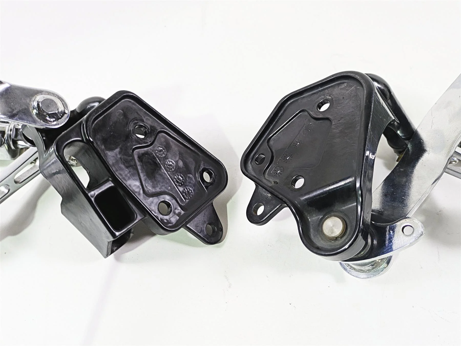 2004 Harley Softail FXSTDI Deuce Front Forward Foot Control Peg 33683-00 42507-00 - Image 7