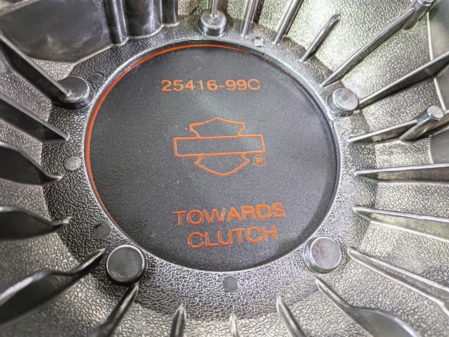 2004 Harley Softail FXSTDI Deuce Outer Primary Drive Clutch Cover 60506-99A - Image 11