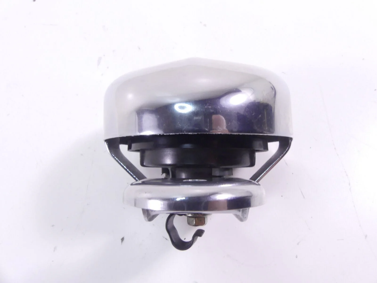 2004 Harley Touring FLHRSI Road King Horn With Chrome Cover 61300478A - Image 6