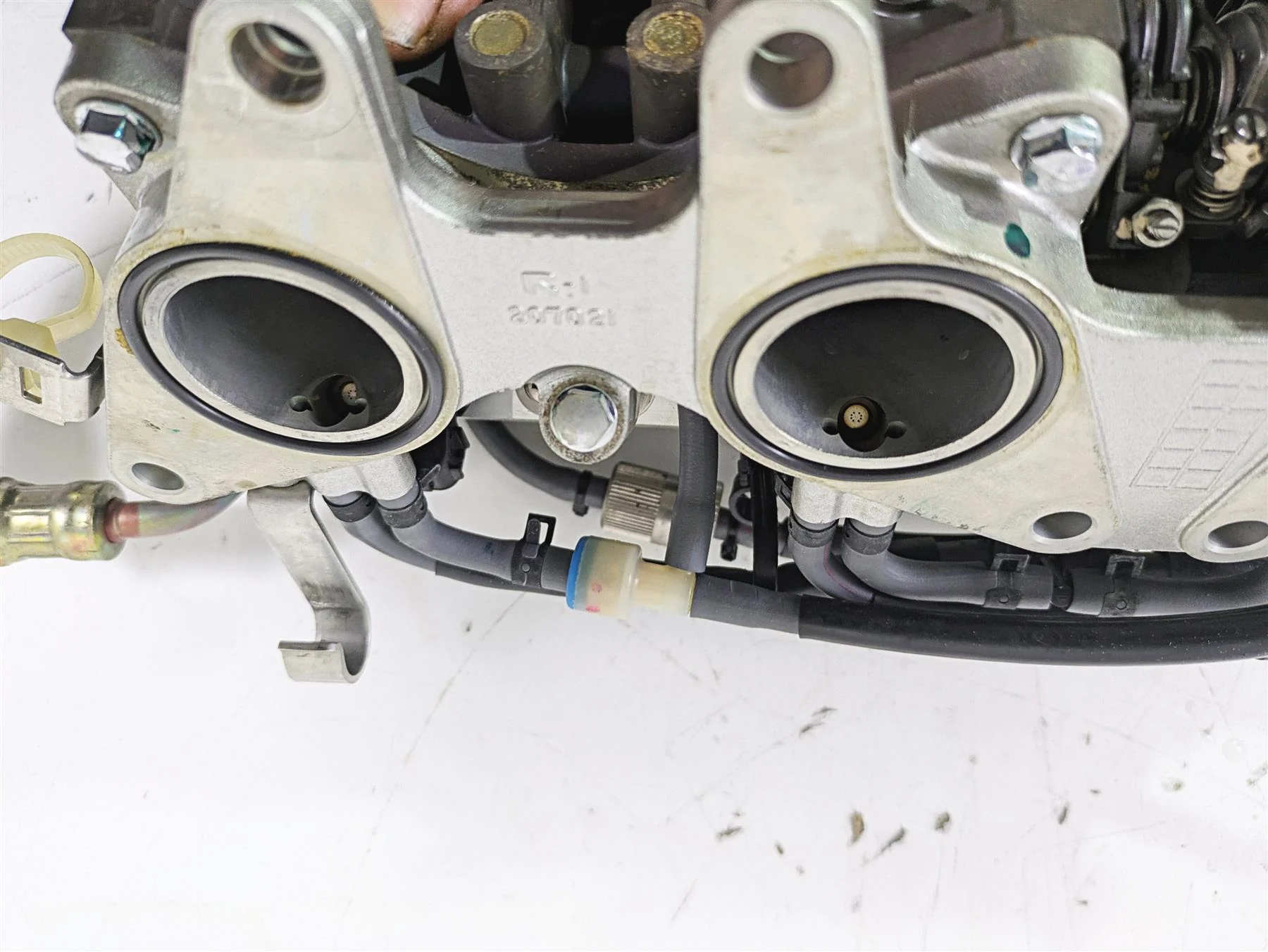 2004 Honda Aquatrax R-12X Throttle Body Bodies Fuel Injectors 16400-HW3-671 - Image 12