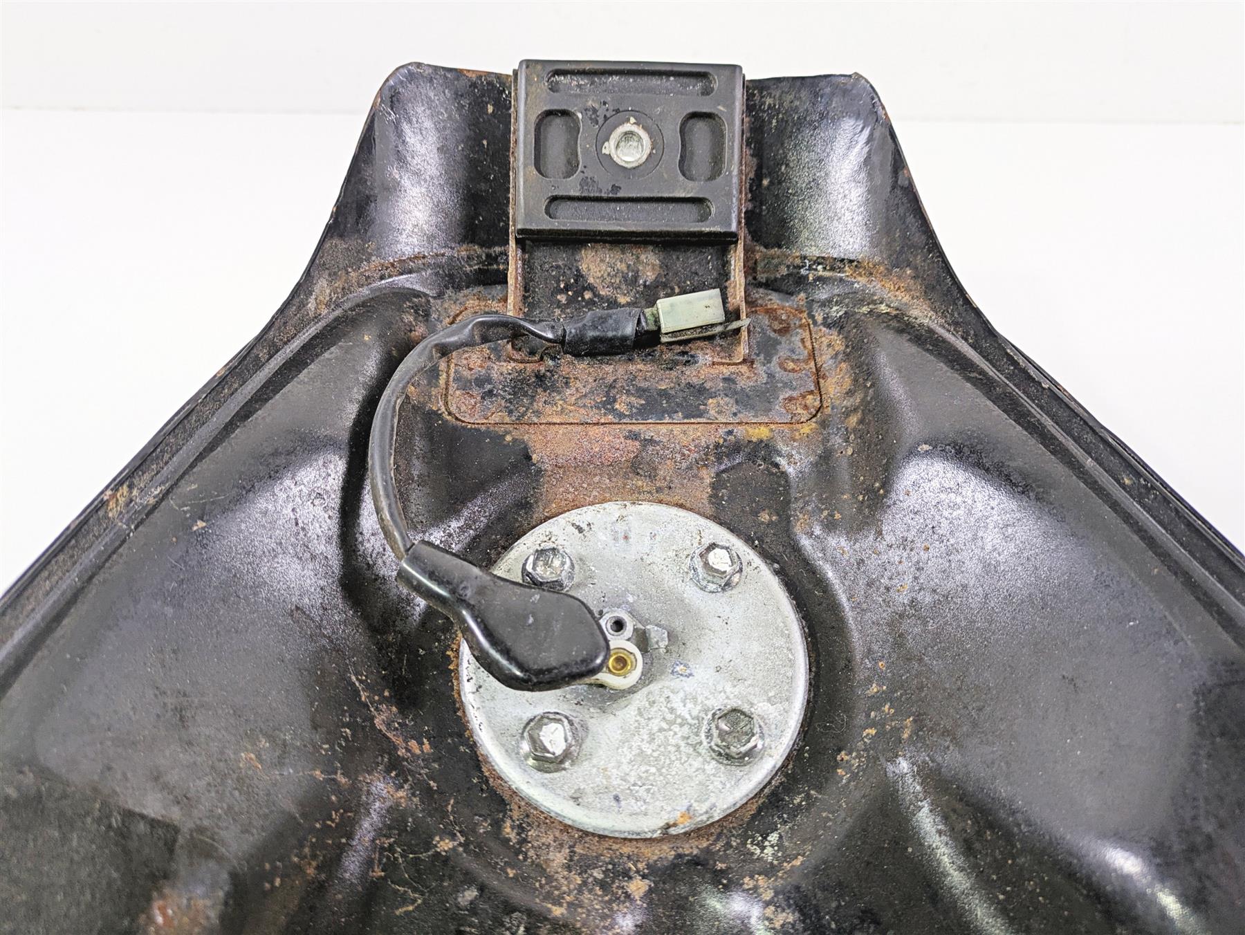 2004 Suzuki VL800 Intruder Volusia Fuel Gas Tank  44110-41F00-13L - Image 4