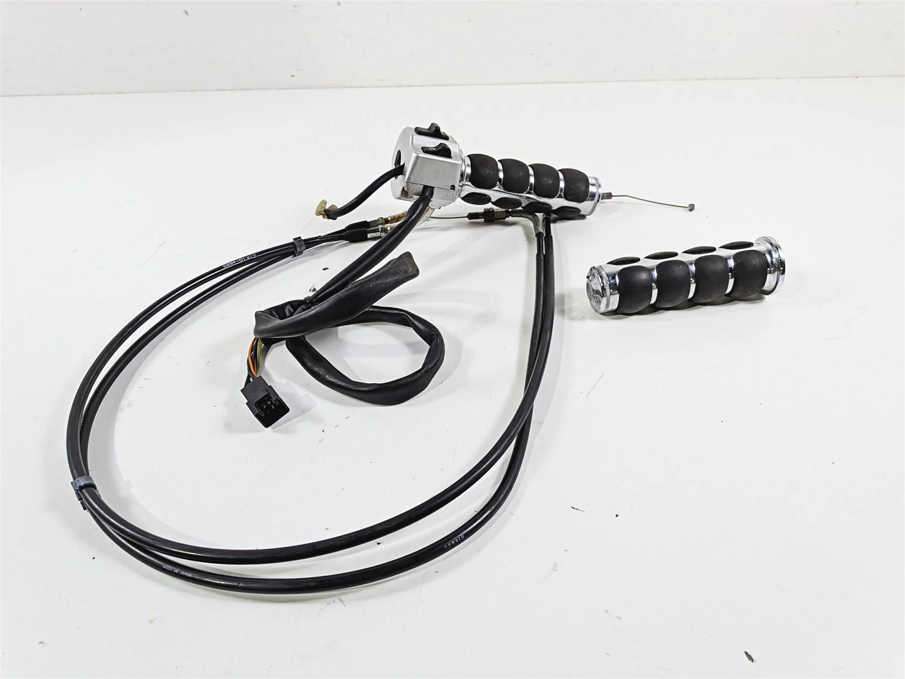 2004 Suzuki VL800 Intruder Volusia Right Hand Control Switch 37200-41F90 - Image 12