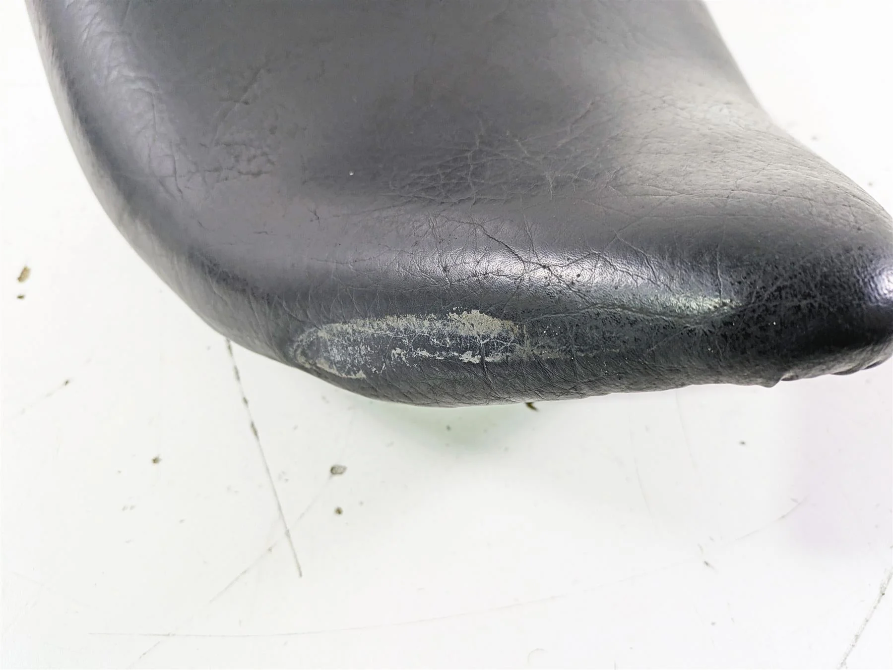 2004 Victory Kingpin Front Driver Rider Seat 2874599 2683237 - Image 10