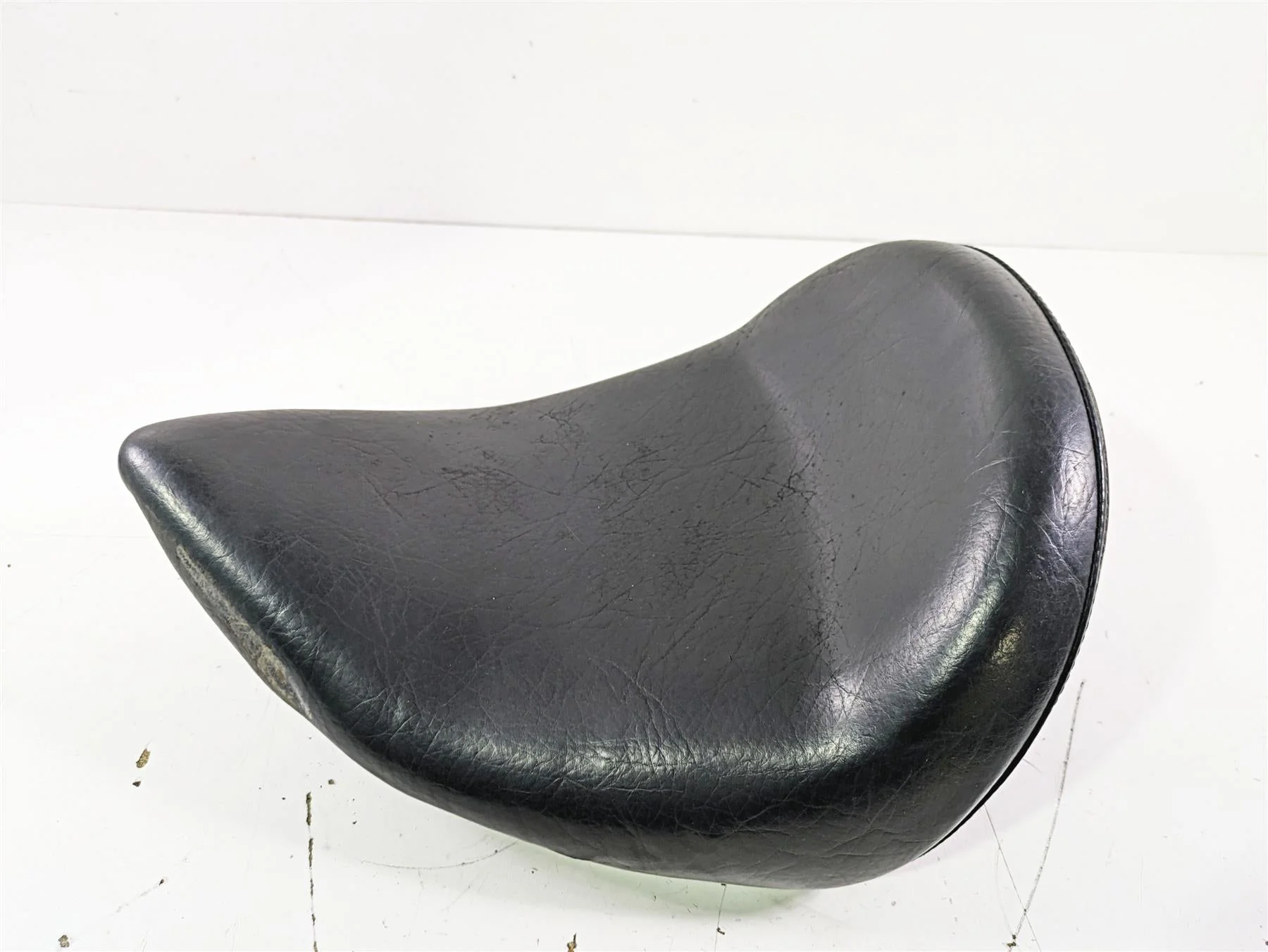 2004 Victory Kingpin Front Driver Rider Seat 2874599 2683237 - Image 3