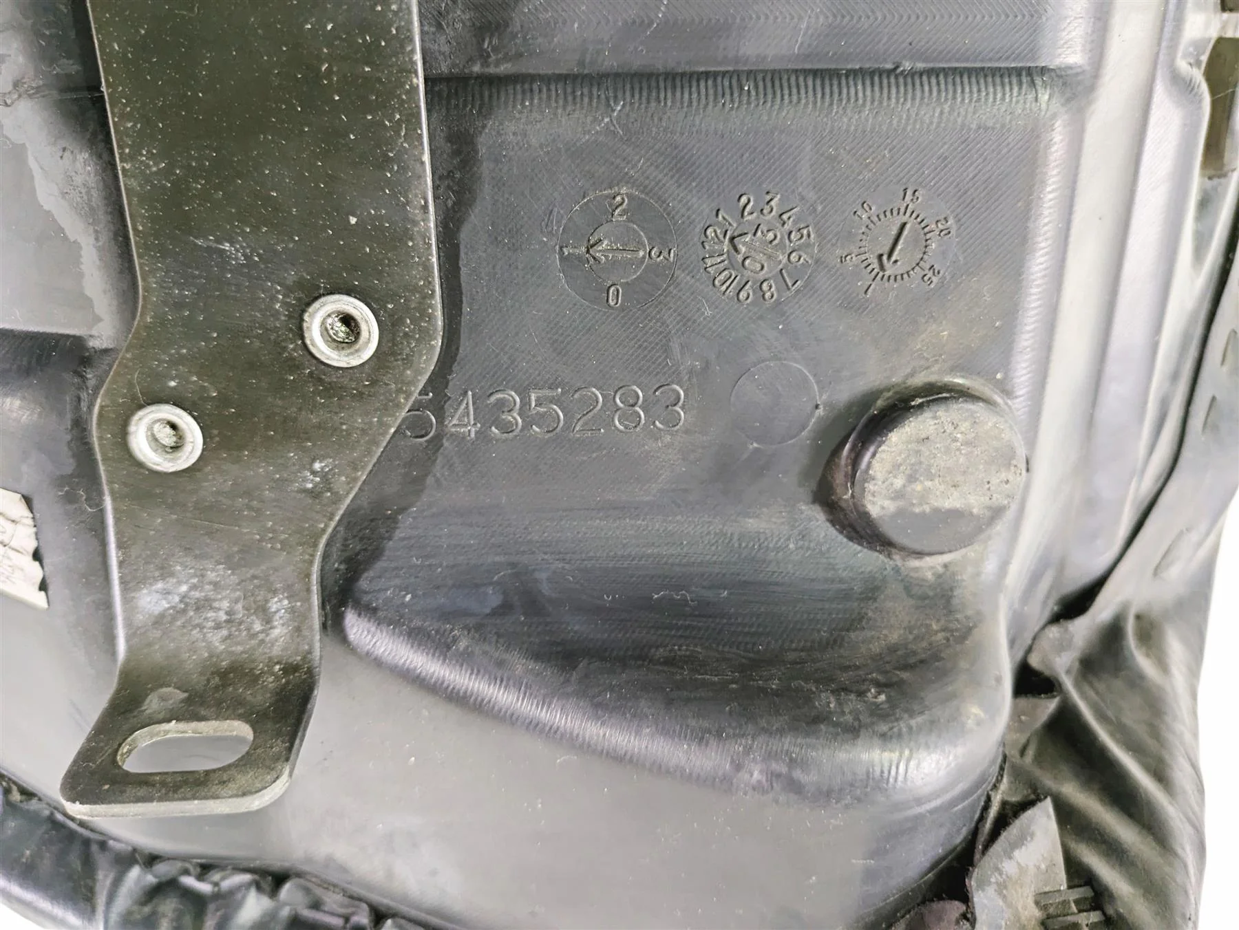 2004 Victory Kingpin Front Driver Rider Seat 2874599 2683237 - Image 8