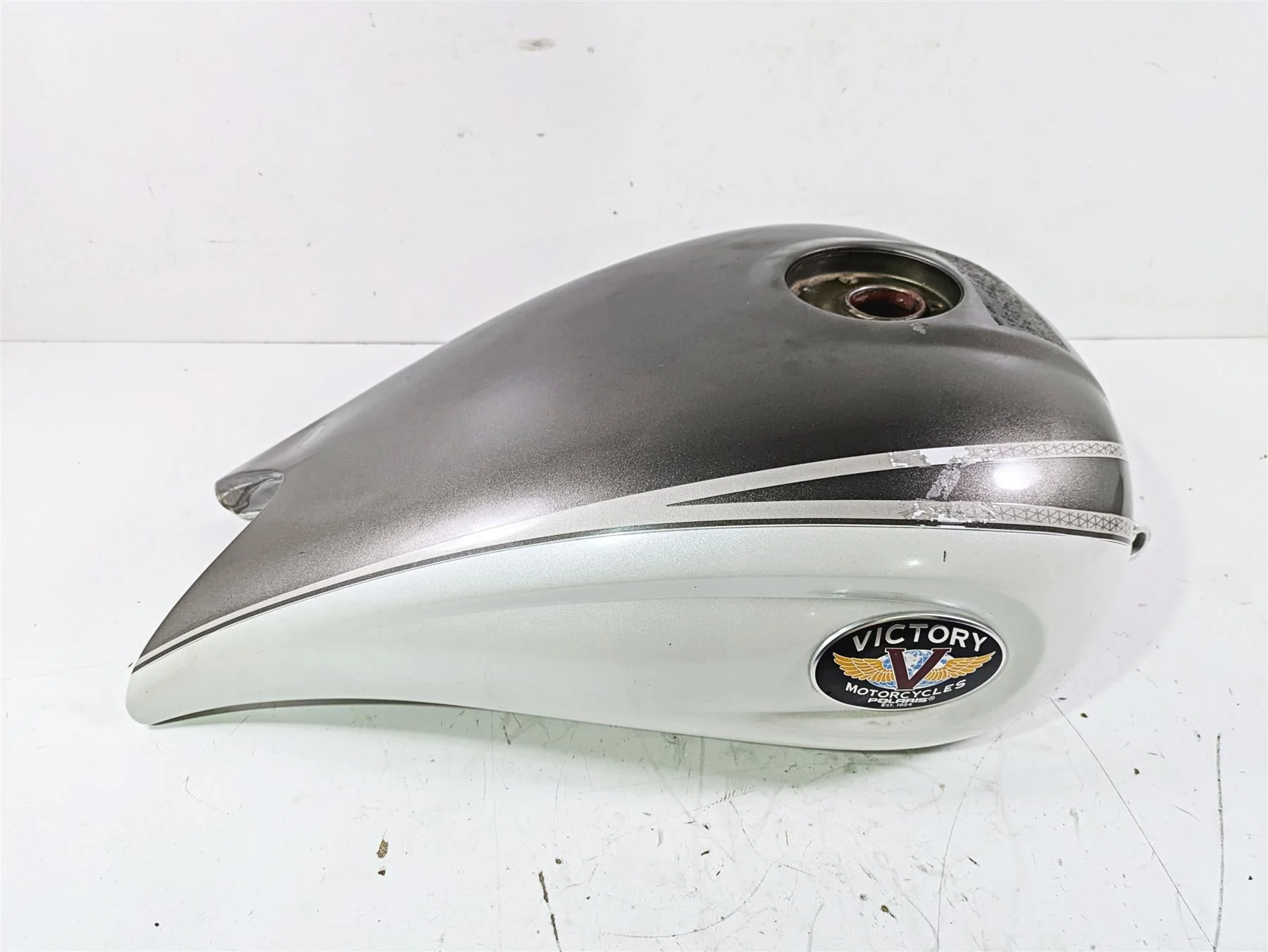 2004 Victory Kingpin Fuel Gas Petrol Tank Bronze Mist Pearl White - Dent 1014755 - Image 3