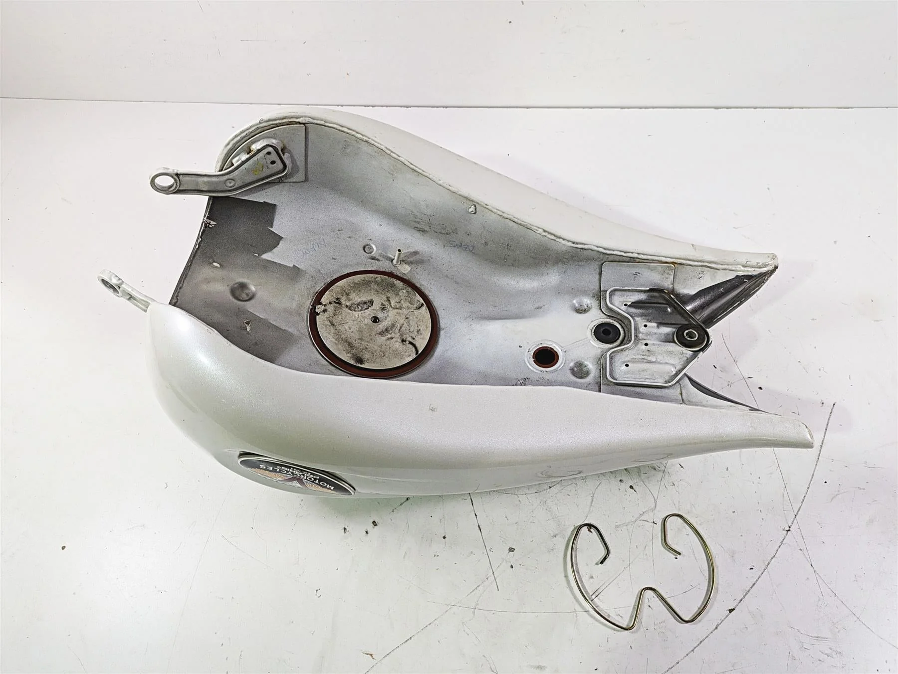 2004 Victory Kingpin Fuel Gas Petrol Tank Bronze Mist Pearl White - Dent 1014755 - Image 9