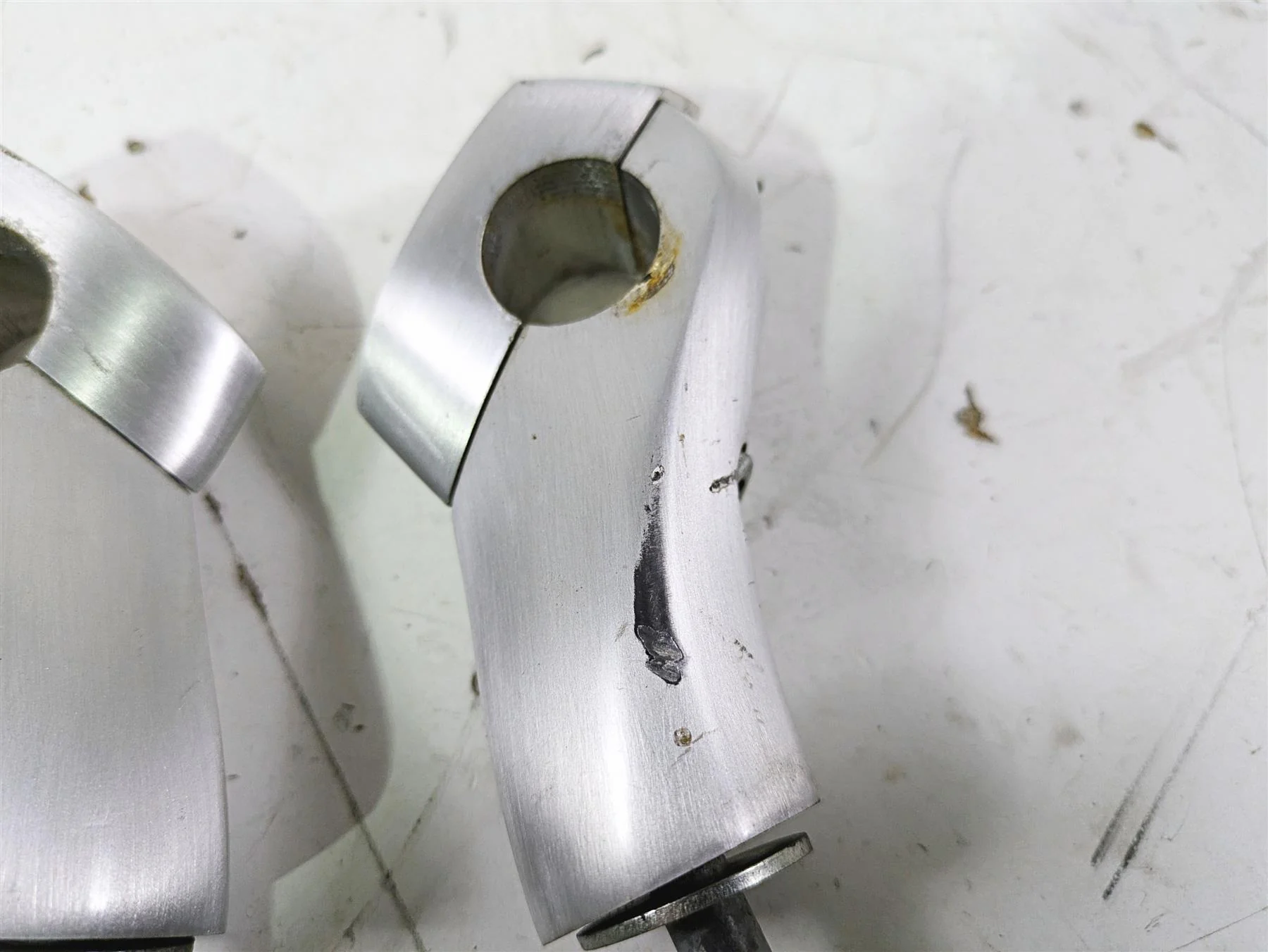 2004 Victory Kingpin Handlebar Riser Holder Set 1821325 1821325 - Image 3