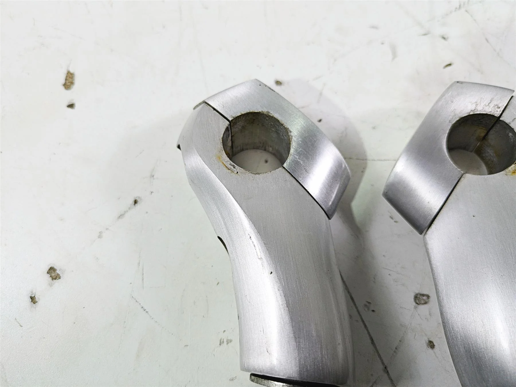 2004 Victory Kingpin Handlebar Riser Holder Set 1821325 1821325 - Image 4