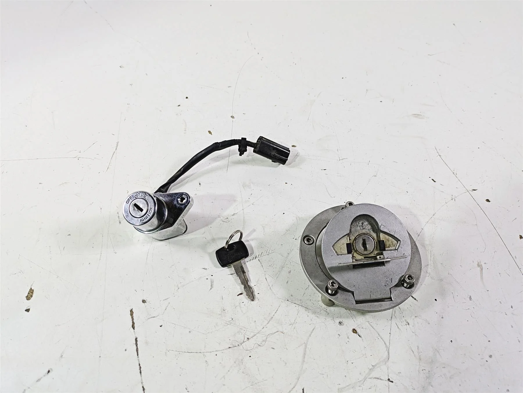 2004 Victory Kingpin Ignition Switch Key Tank Cap Set 4011023