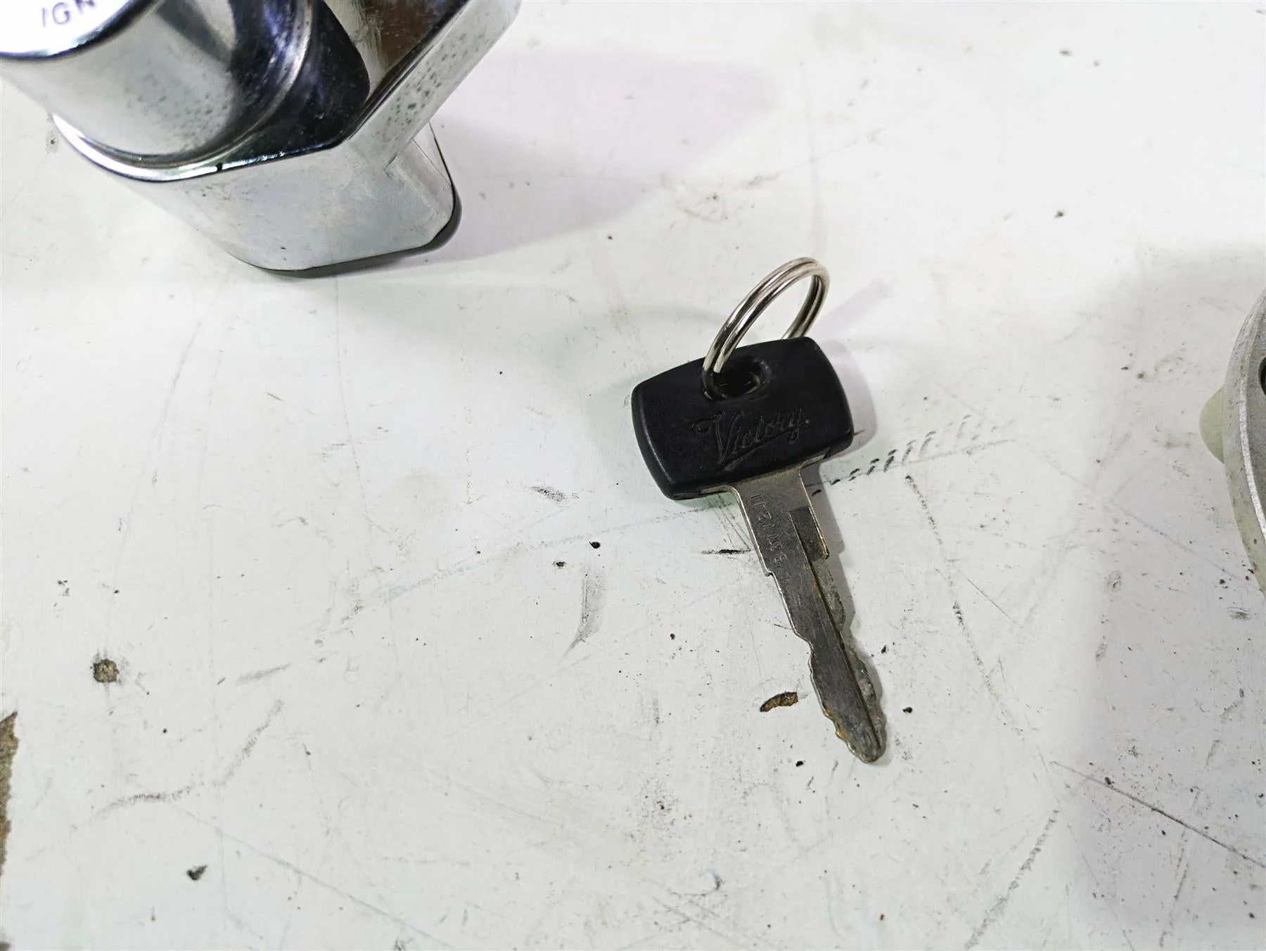 2004 Victory Kingpin Ignition Switch Key Tank Cap Set 4011023 - Image 7