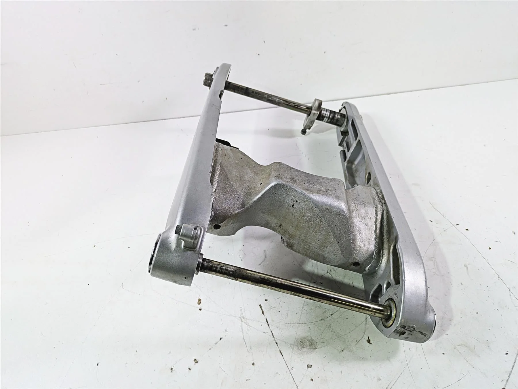 2004 Victory Kingpin Rear Swingarm Swing Arm Axle Set 1014408 1014408 - Image 4