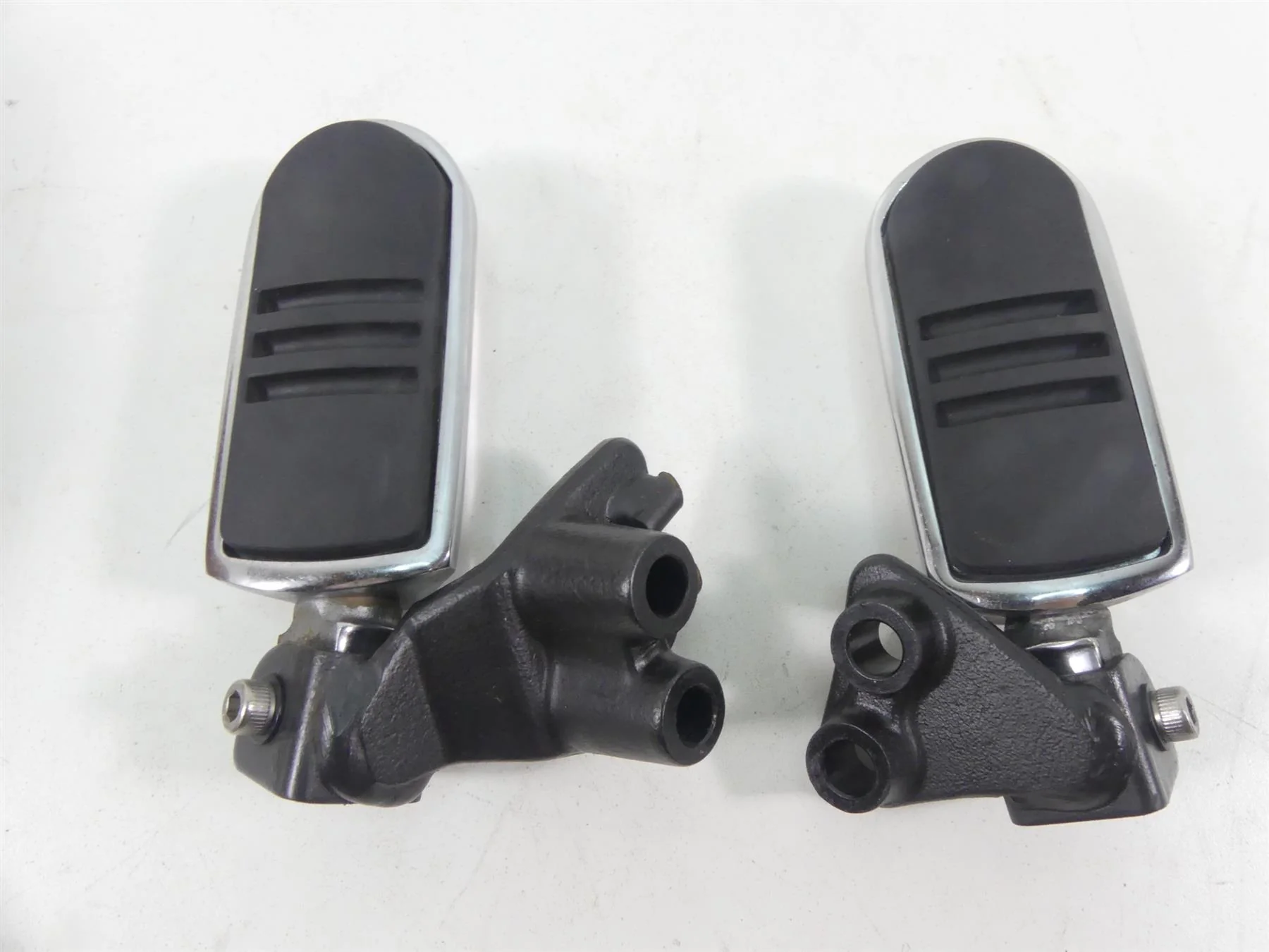 2004 Yamaha XV1700 Road Star Warrior Rear Passenger Footpeg Set 5PX-27440-10-00 - Image 2