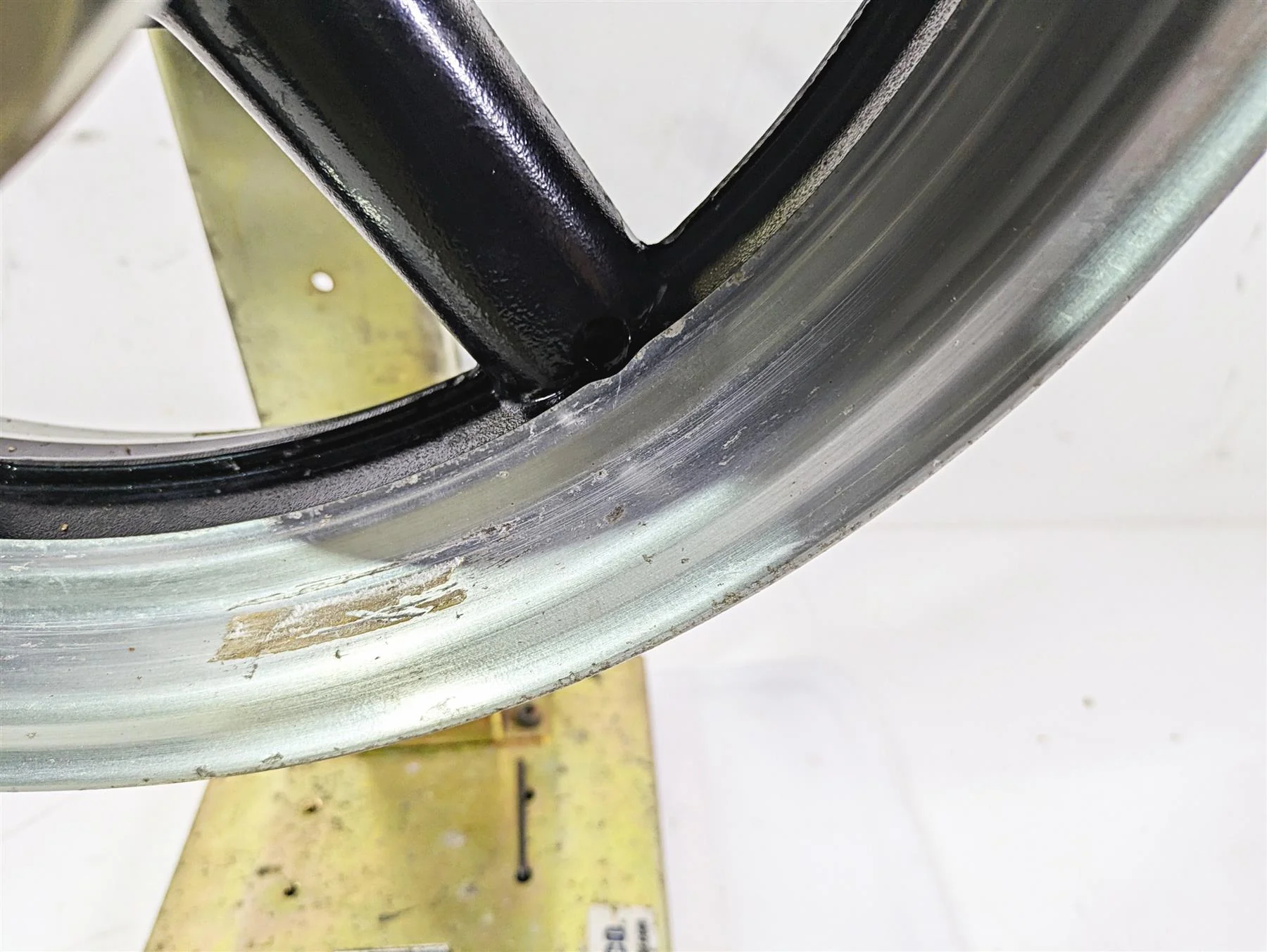2004 Yamaha XVZ1300 Royal Star 16x3.5 Front Wheel Rim & Covers 4NK-25168-00-33 - Image 7