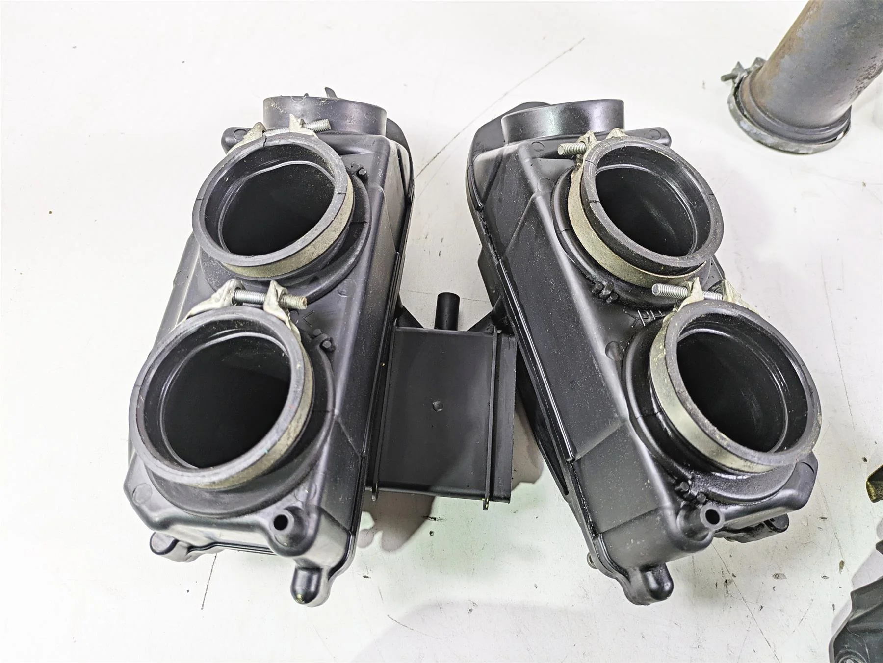 2004 Yamaha XVZ1300 Royal Star Air Box Cleaner Breather Set 4XY-1442A-00-00 - Image 8