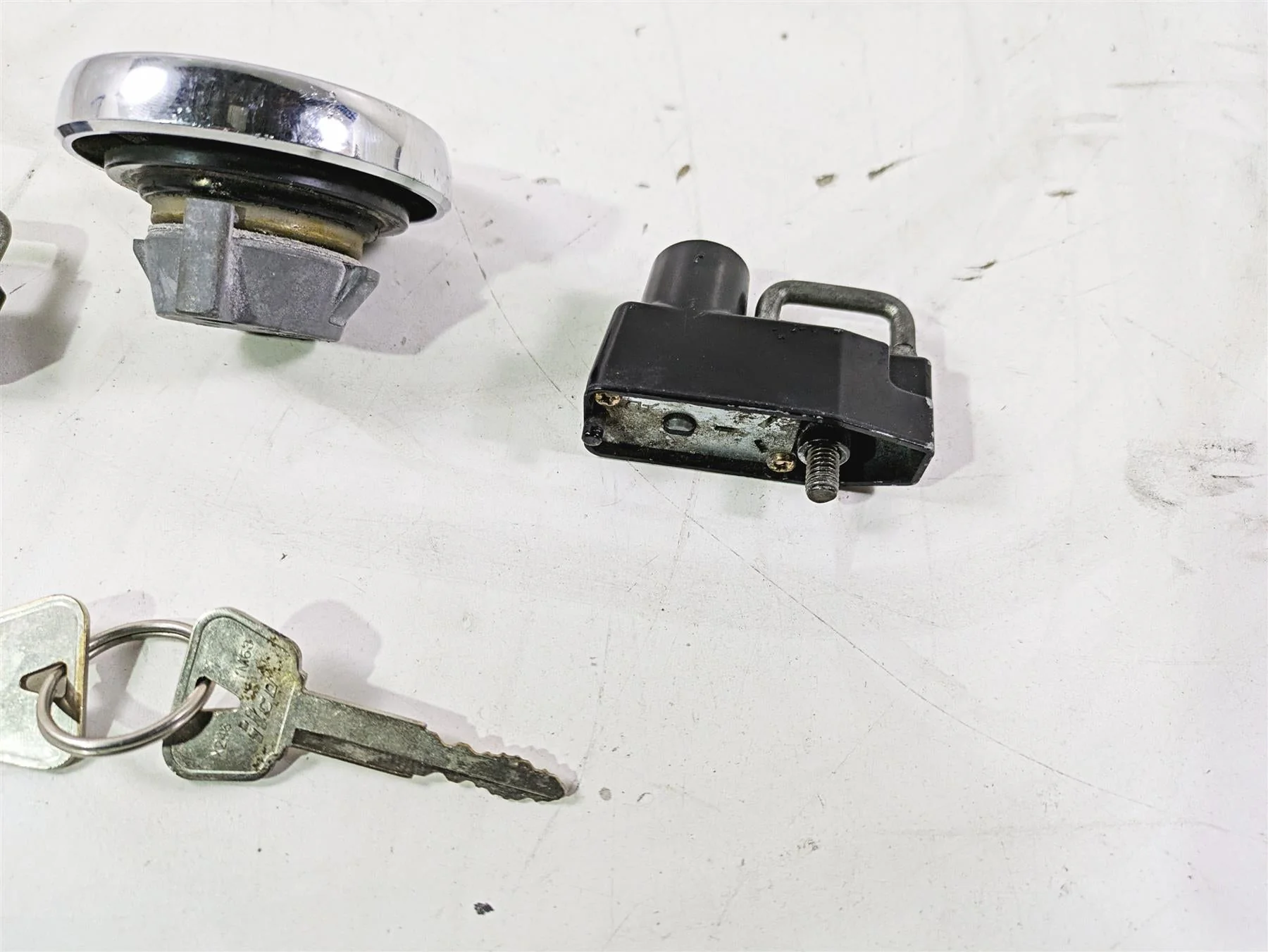 2004 Yamaha XVZ1300 Royal Star Gas Cap Helmet Locl & Key Set - Image 10