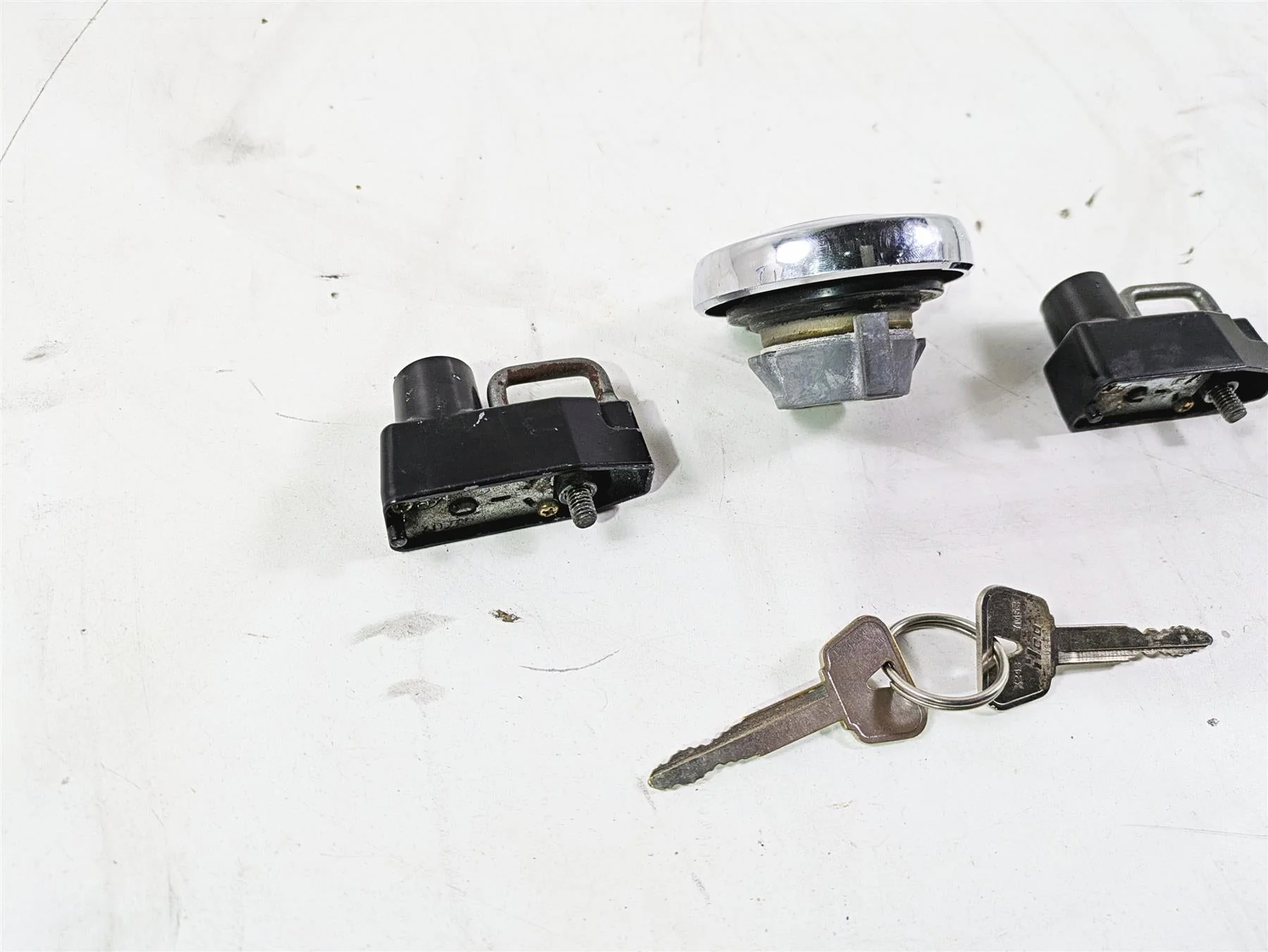 2004 Yamaha XVZ1300 Royal Star Gas Cap Helmet Locl & Key Set - Image 11