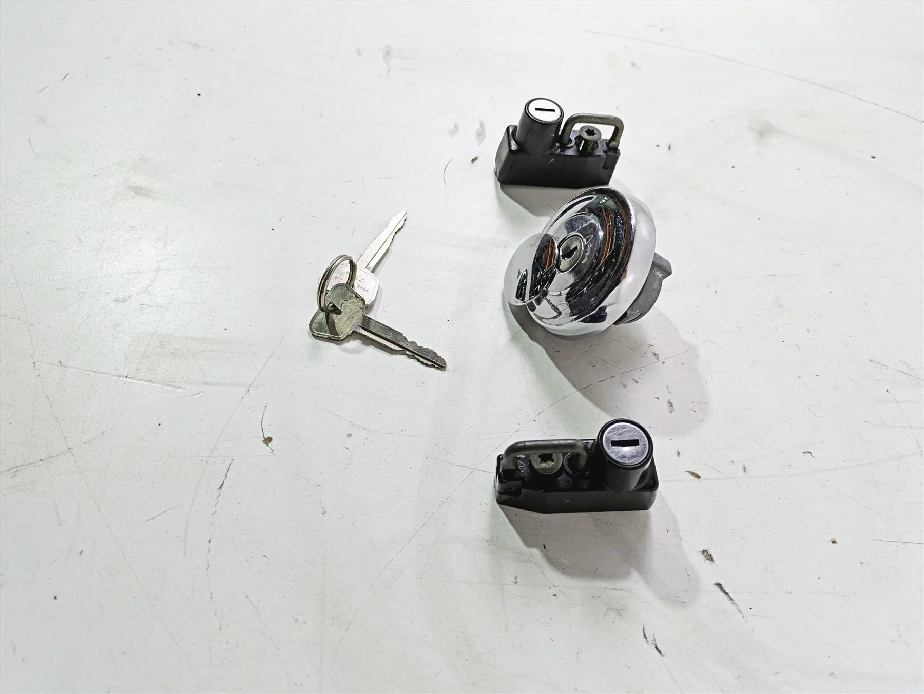 2004 Yamaha XVZ1300 Royal Star Gas Cap Helmet Locl & Key Set - Image 3