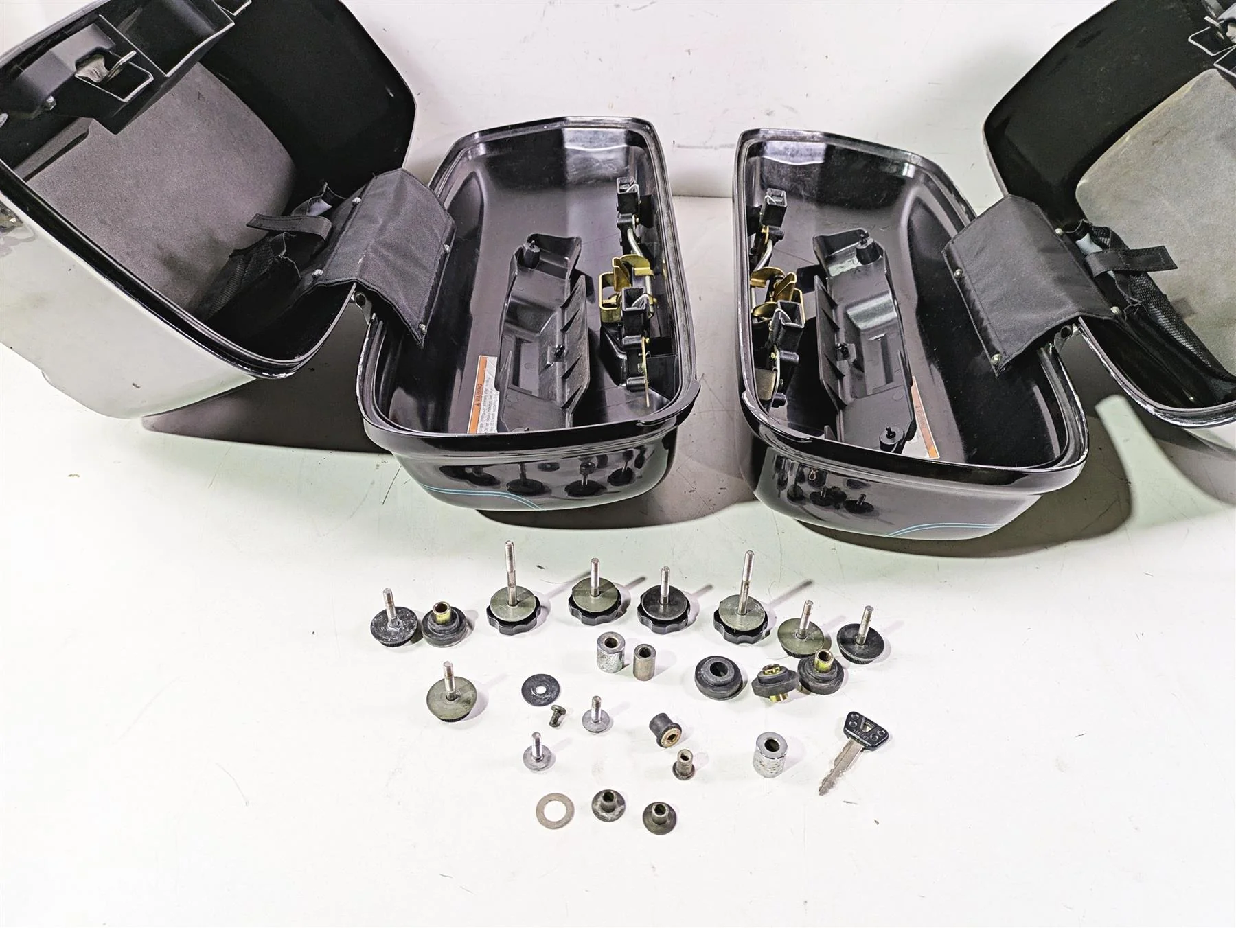 2004 Yamaha XVZ1300 Royal Star Left Right Saddlebag Set 4XY-Y2843-1C-P0 - Image 8